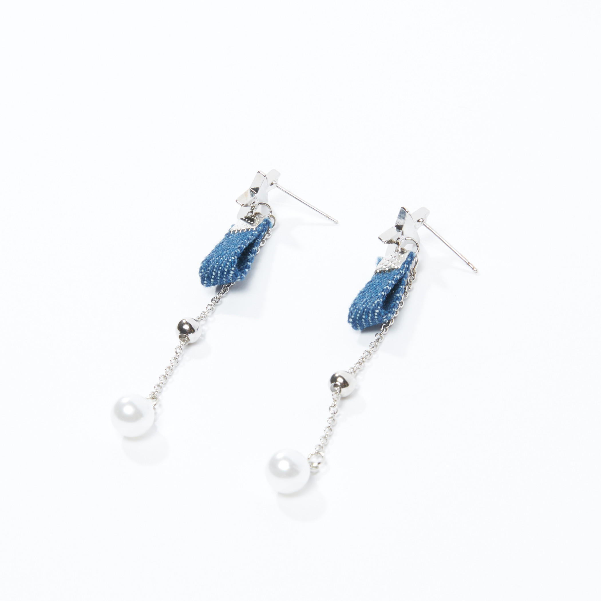 أقراط بتزيينات متدلية وتفاصيل لؤلؤ ومكبس إغلاق-women-watchesandjewellery-jewellery-earrings-image-3