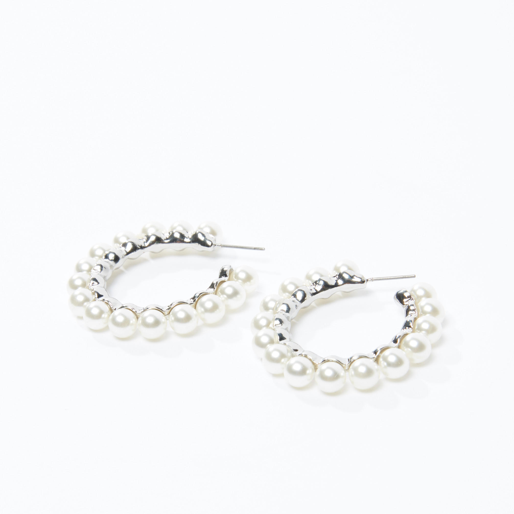 أقراط بحلقات وتفاصيل لؤلؤ-women-watchesandjewellery-jewellery-earrings-image-3