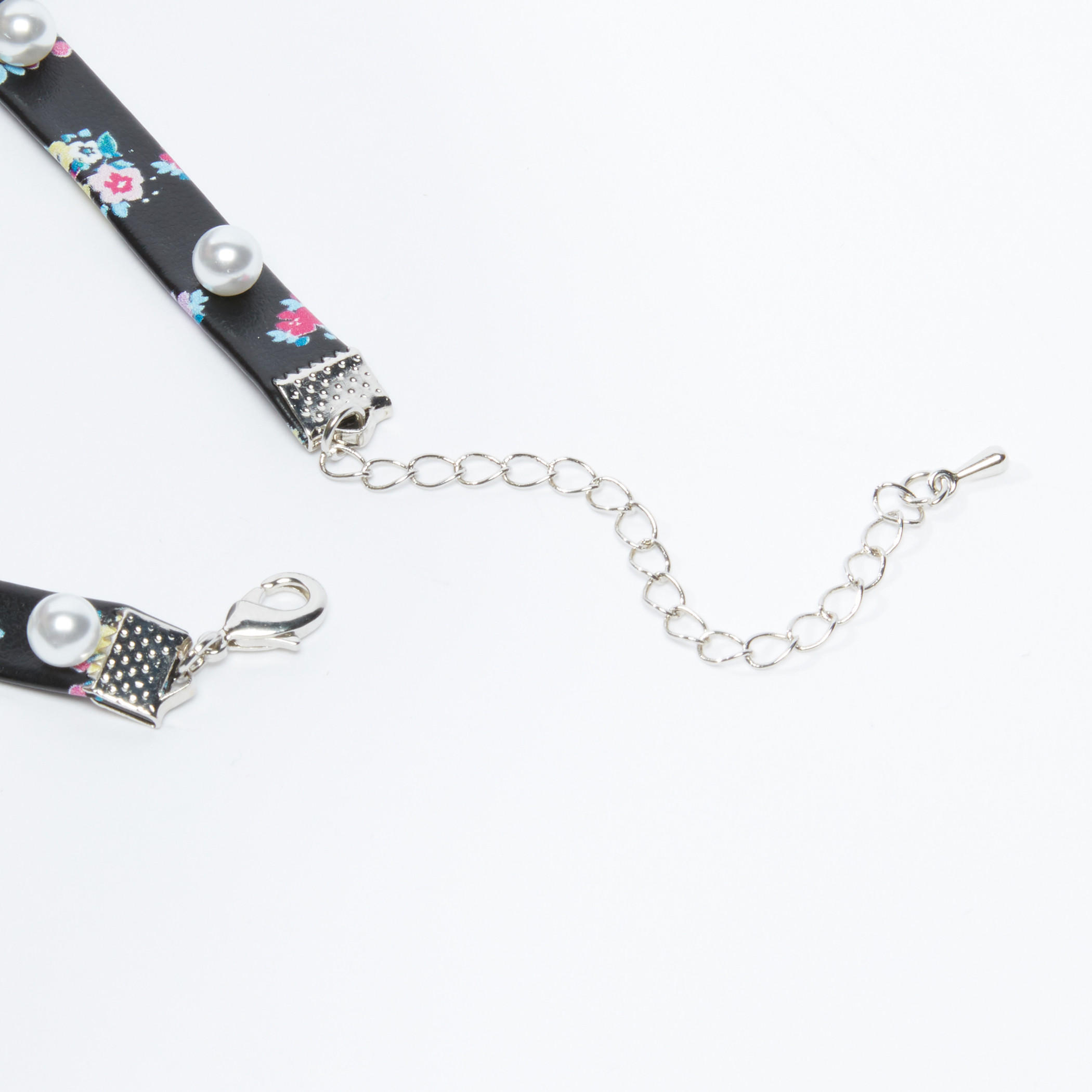 قلادة شوكر بطبعات ومشبك إغلاق وتفاصيل لؤلؤ-women-watchesandjewellery-jewellery-necklacesandpendants-image-3