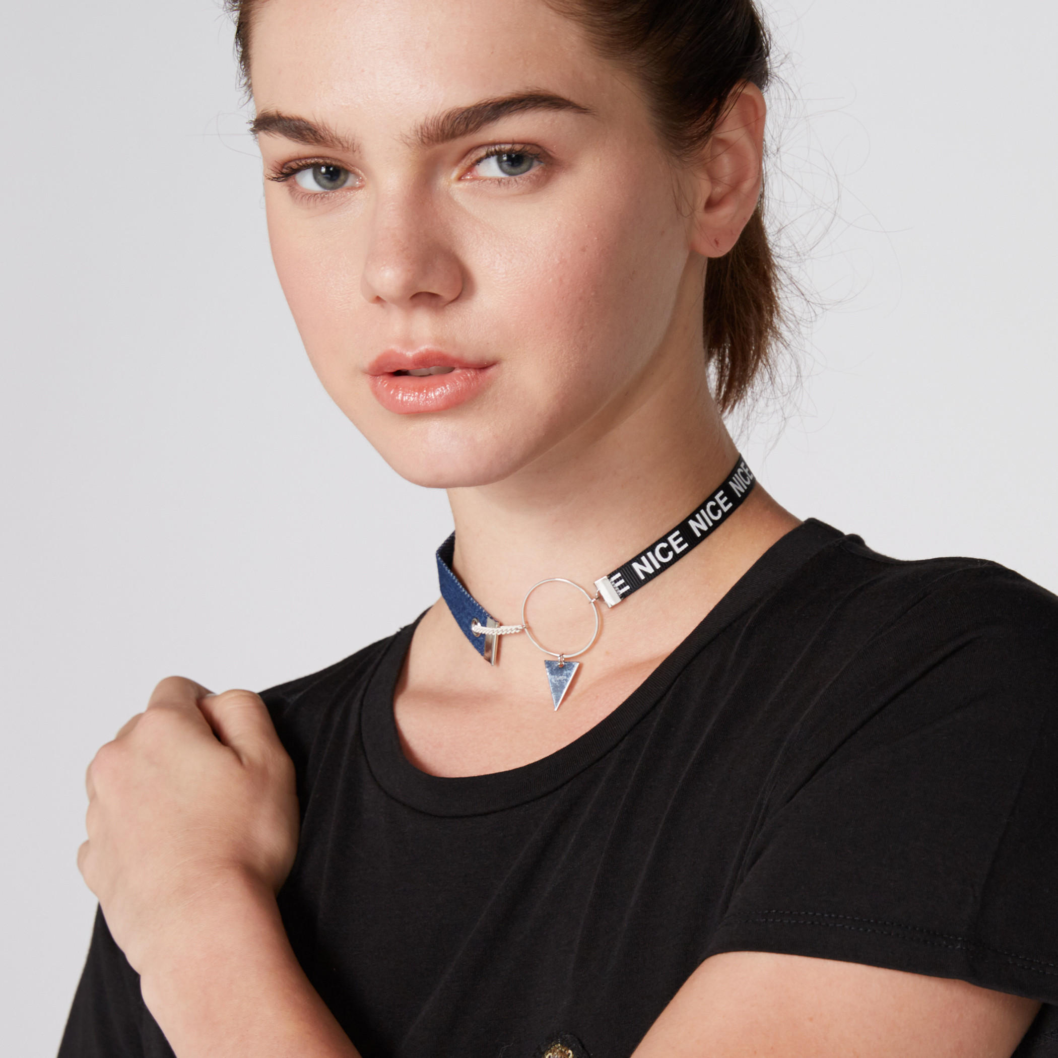 قلادة طوق بمشبك إغلاق وتفاصيل ميتاليك-women-watchesandjewellery-jewellery-necklacesandpendants-image-2