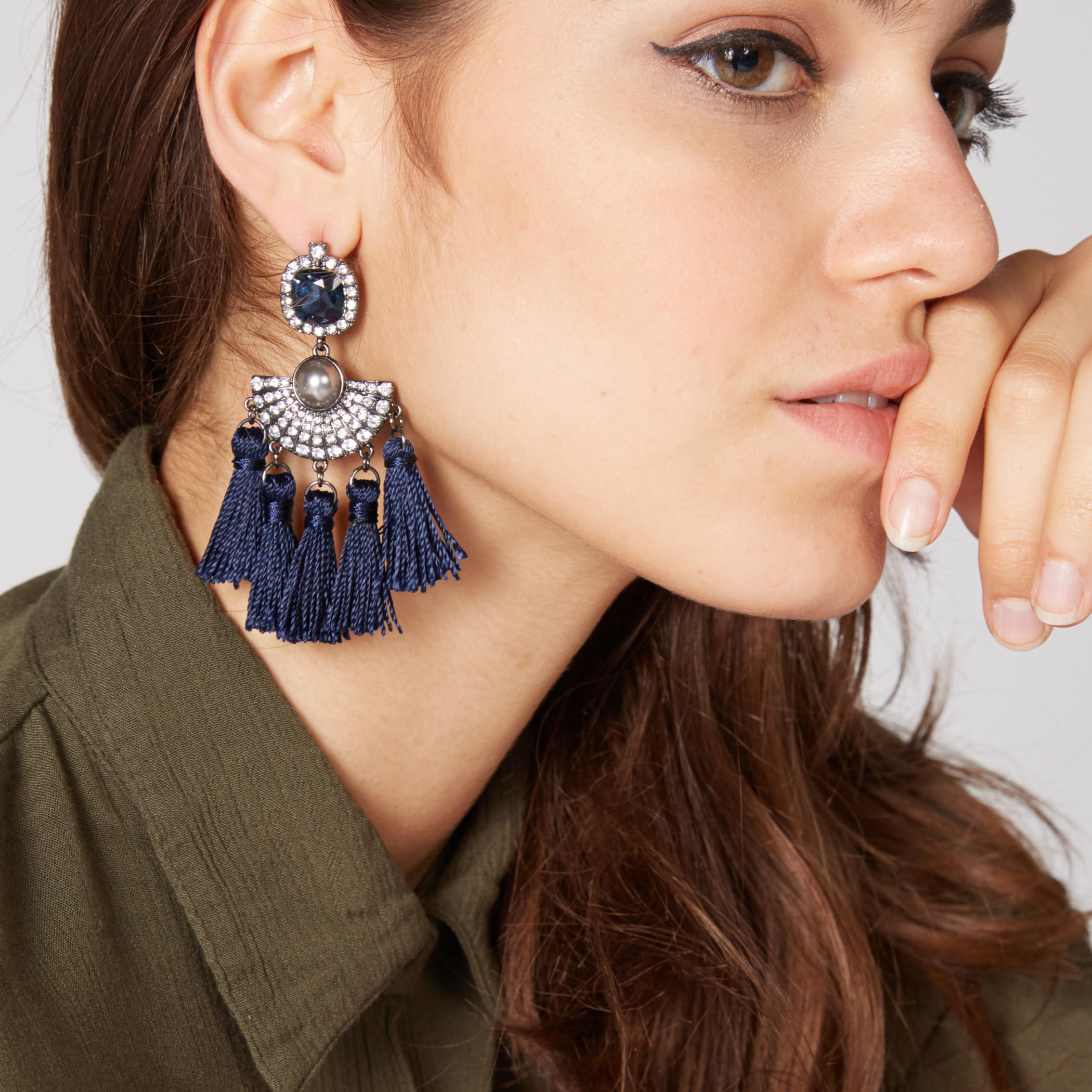 أقراط مرصّعة بشُرّابات ومكبس إغلاق-women-watchesandjewellery-jewellery-earrings-image-2