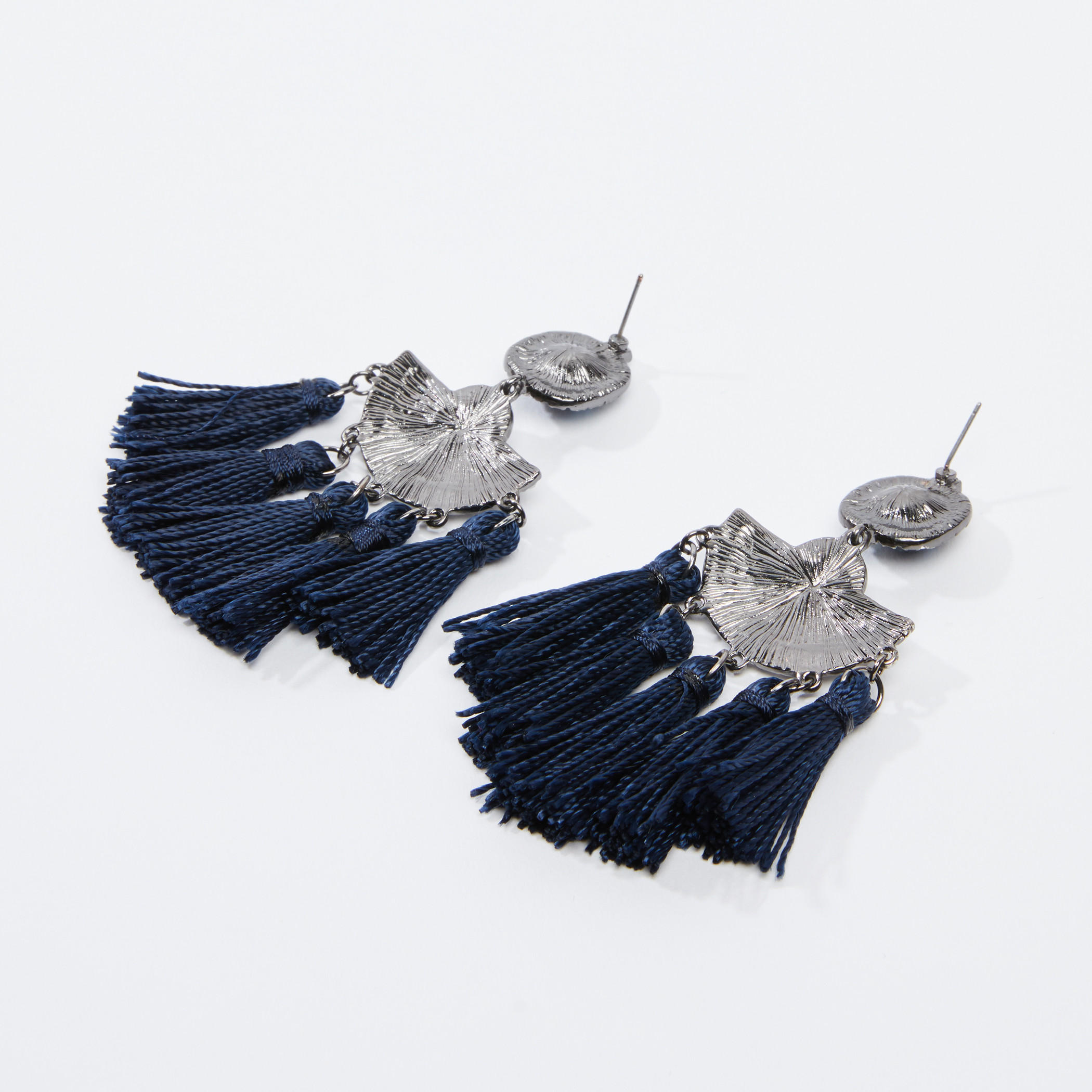 أقراط مرصّعة بشُرّابات ومكبس إغلاق-women-watchesandjewellery-jewellery-earrings-image-3