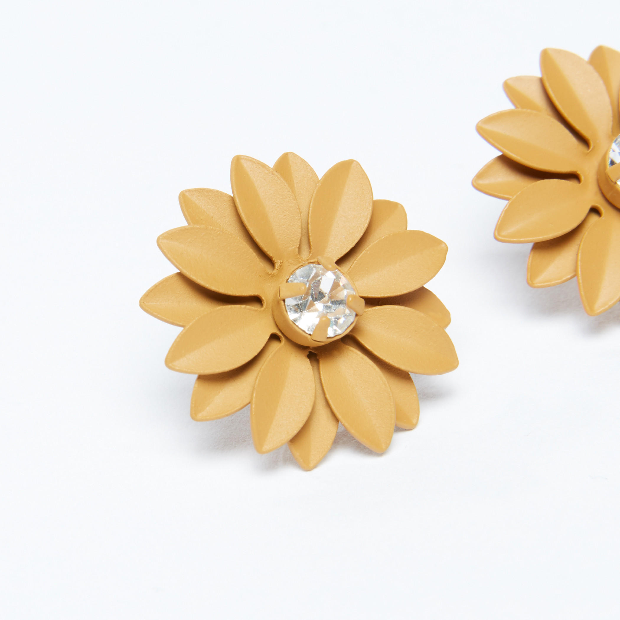 أقراط مرصعة بالأزهار ومزودة بمكبس إغلاق-women-watchesandjewellery-jewellery-earrings-image-1