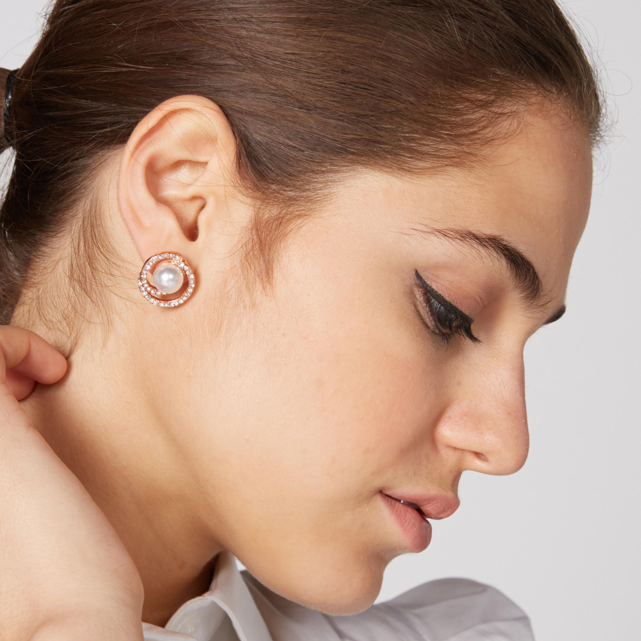 أقراط مرصعة بتفاصيل لؤلؤ ومكبس إغلاق-women-watchesandjewellery-jewellery-earrings-image-2