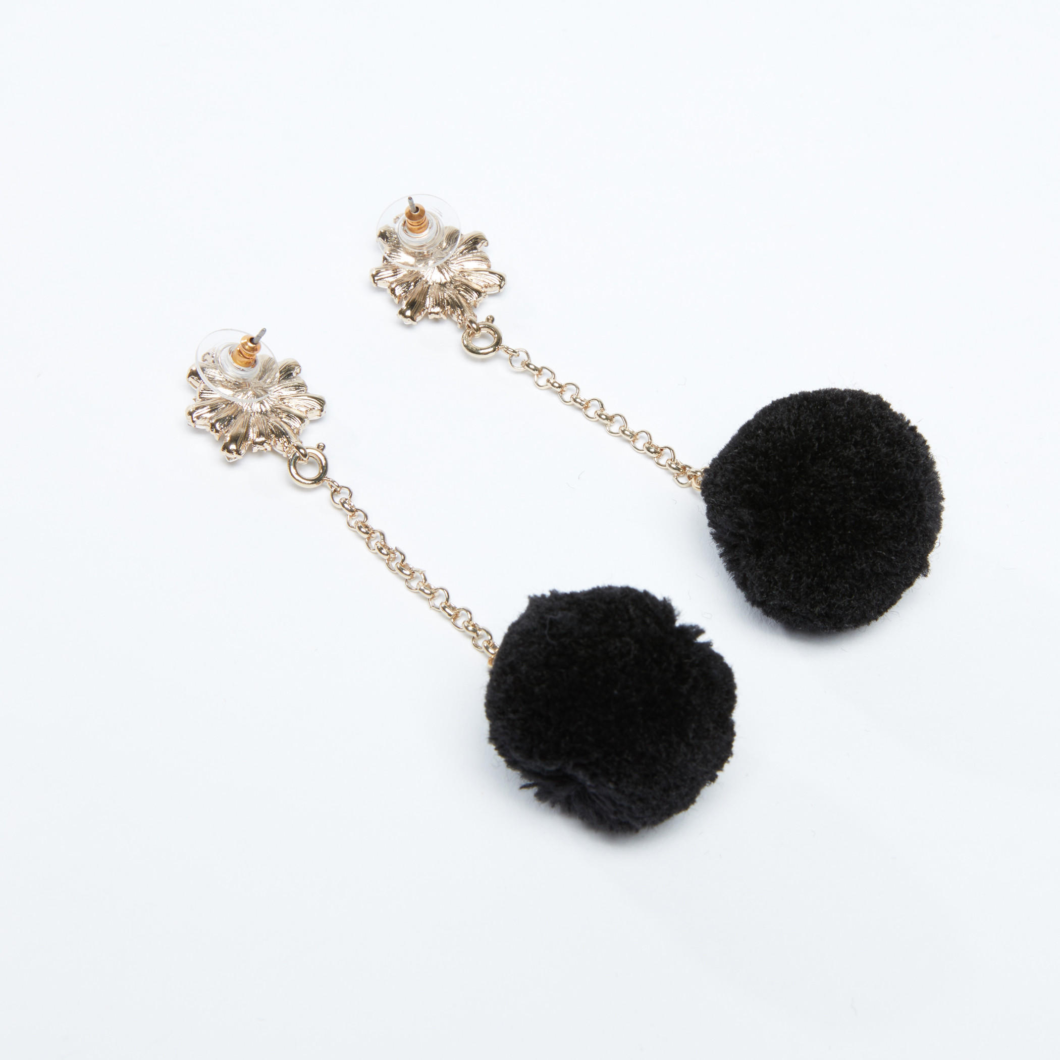 أقراط متدلية مرصعة بمكبس إغلاق وكرات بوم بوم-women-watchesandjewellery-jewellery-earrings-image-3
