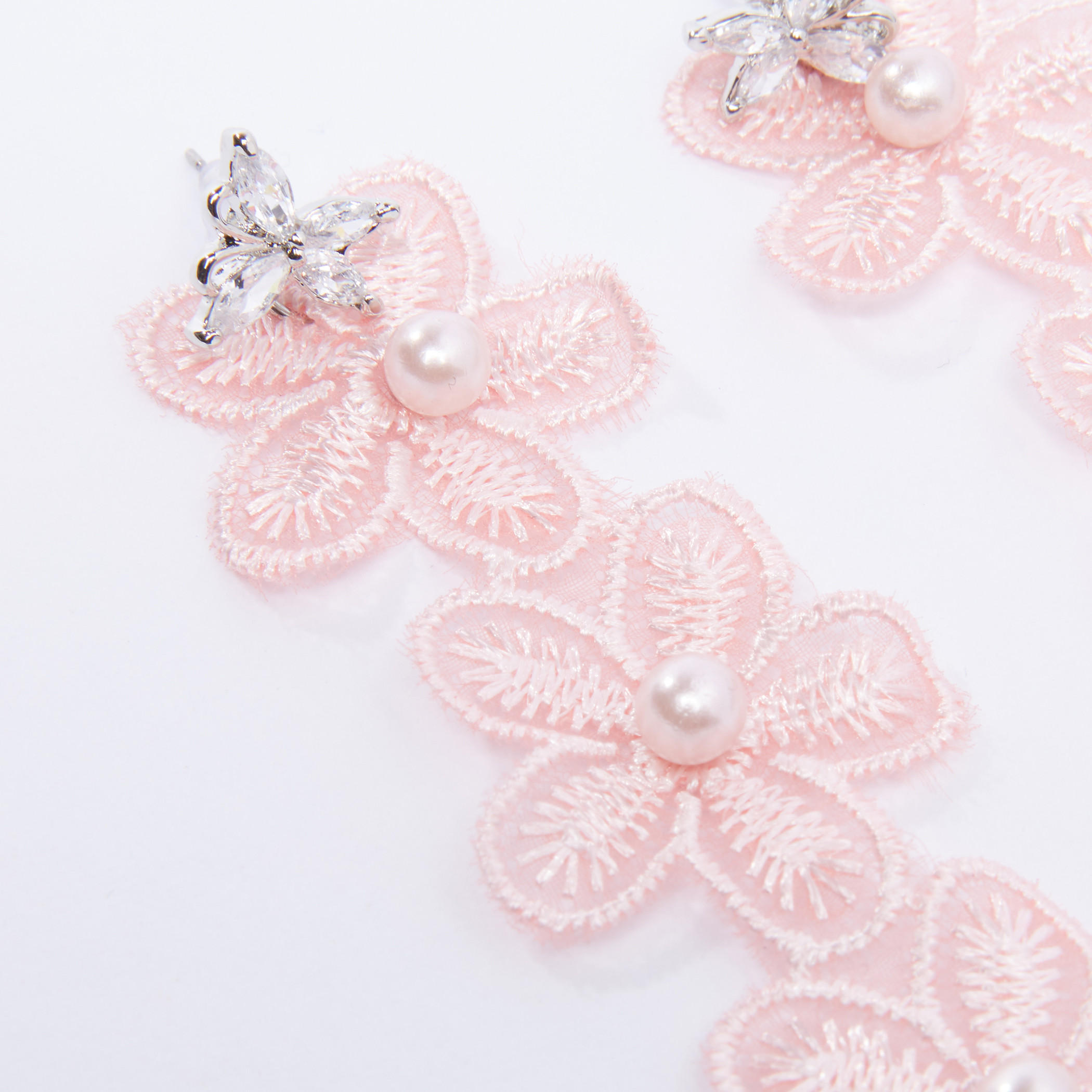 أقراط بتفاصيل دانتيل ولؤلؤ بمكبس إغلاق-women-watchesandjewellery-jewellery-earrings-image-2