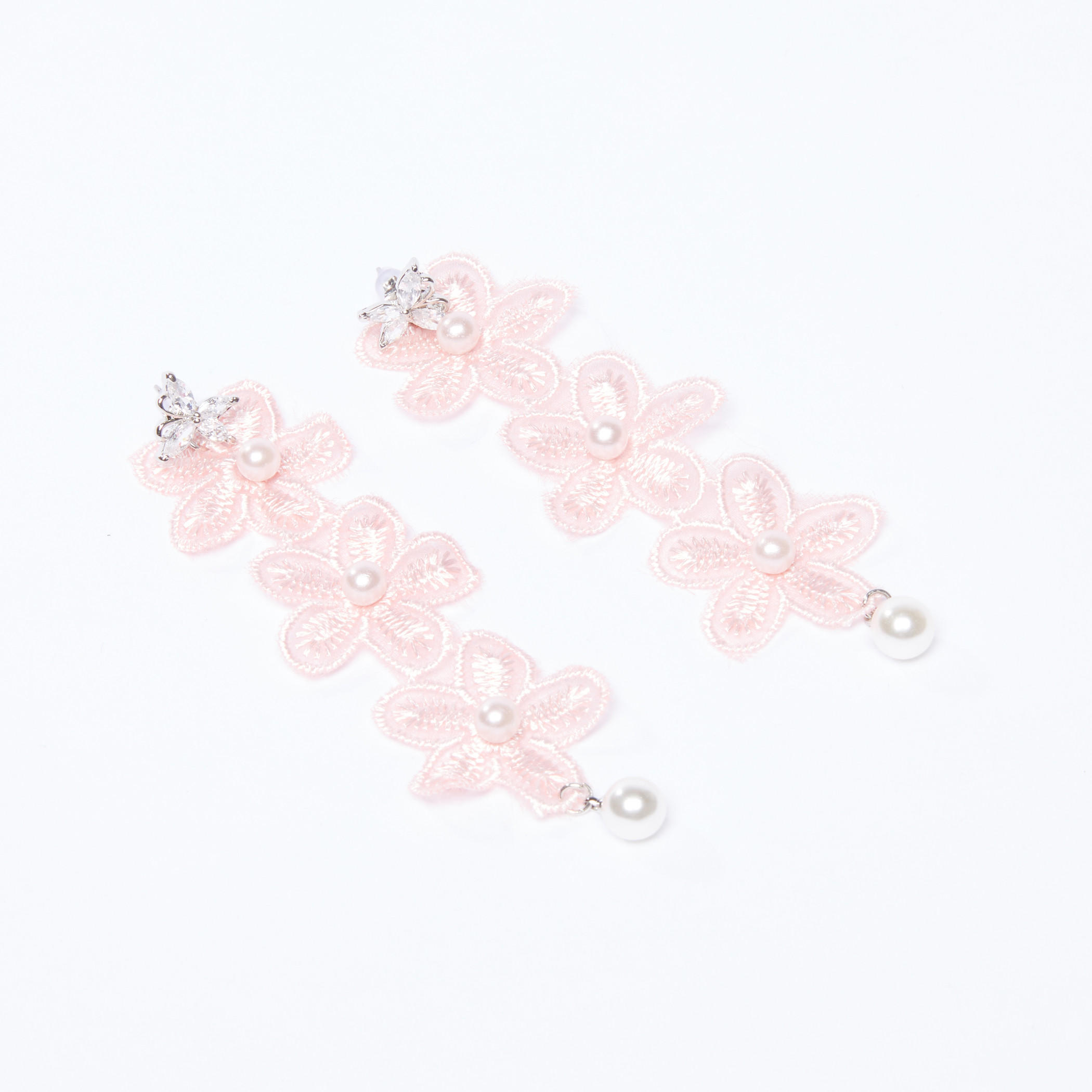 أقراط بتفاصيل دانتيل ولؤلؤ بمكبس إغلاق-women-watchesandjewellery-jewellery-earrings-image-1