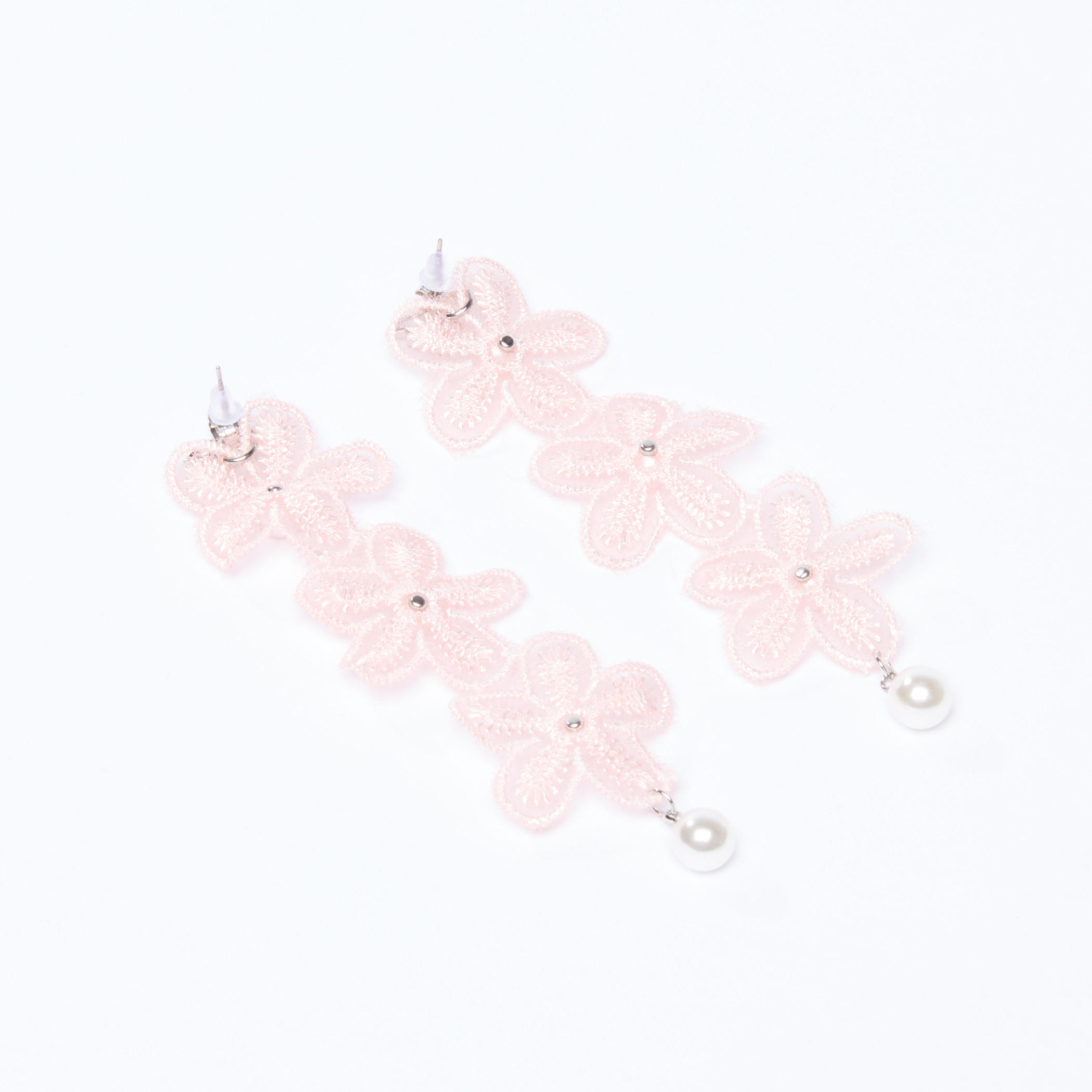 أقراط بتفاصيل دانتيل ولؤلؤ بمكبس إغلاق-women-watchesandjewellery-jewellery-earrings-image-3