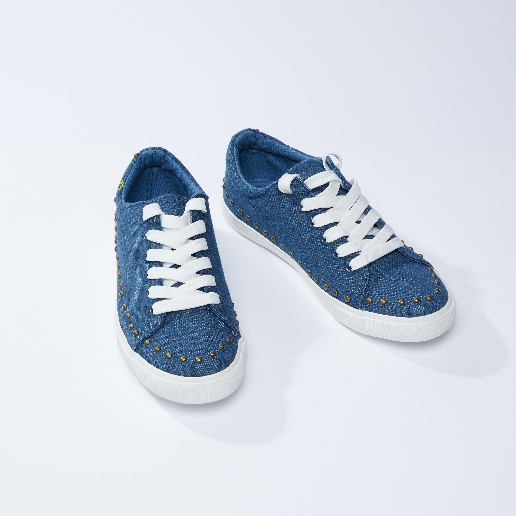 حذاء سنيكرز برباط وتزيينات-sports-women-shoes-image-1