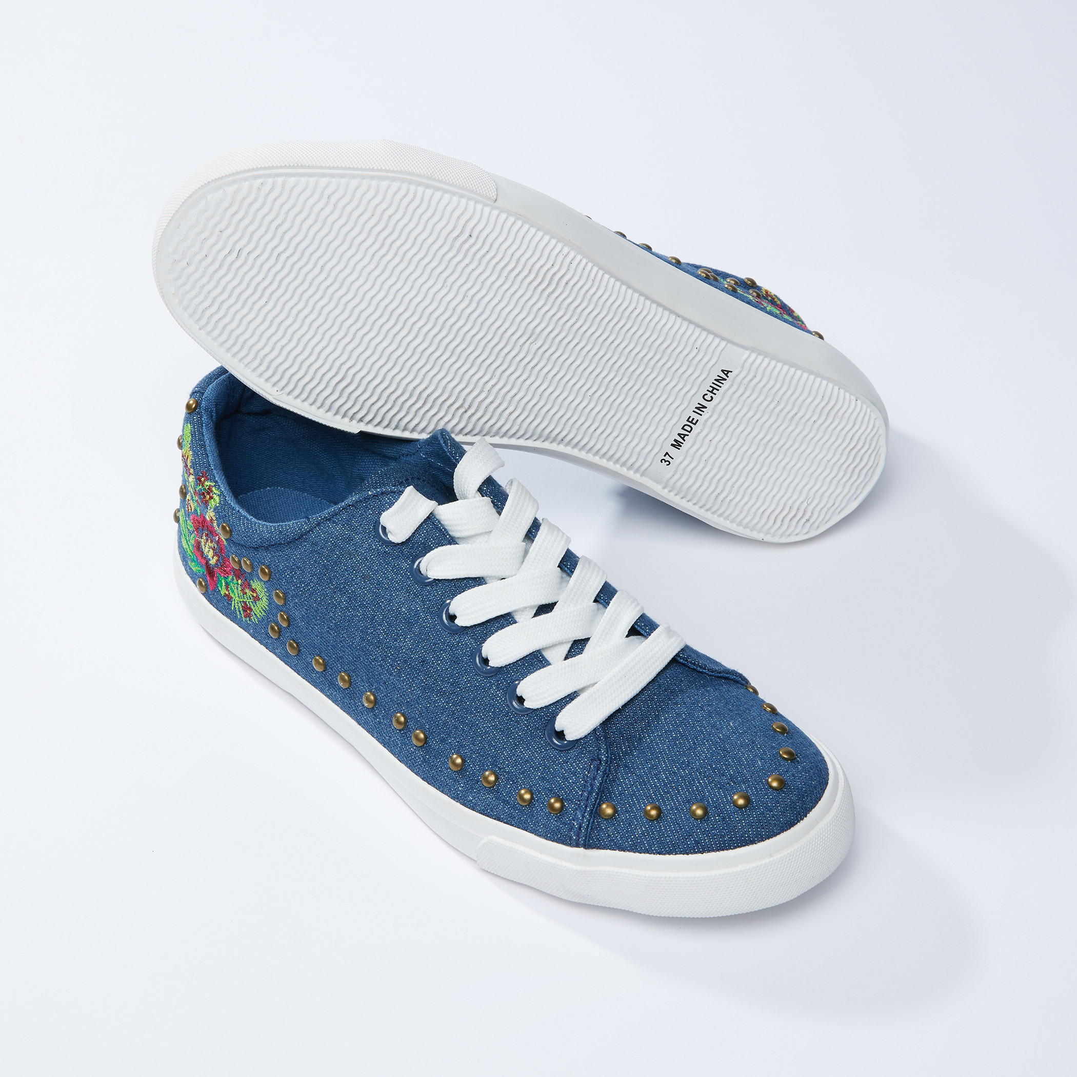 حذاء سنيكرز برباط وتزيينات-sports-women-shoes-image-2