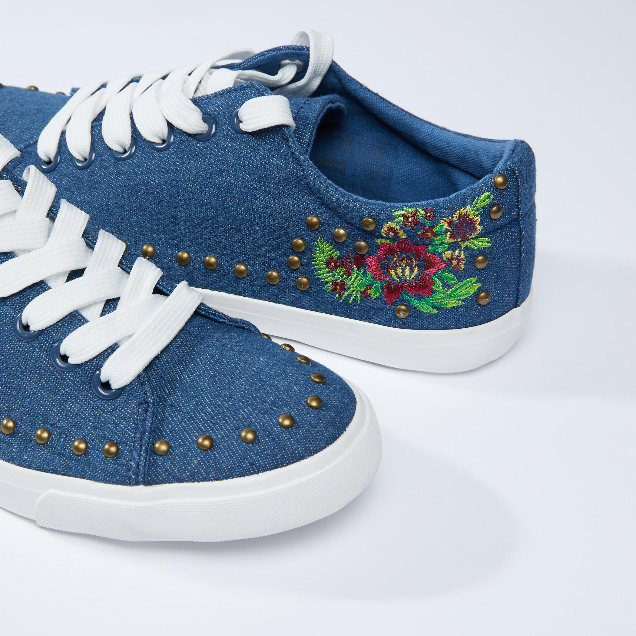 حذاء سنيكرز برباط وتزيينات-sports-women-shoes-image-3