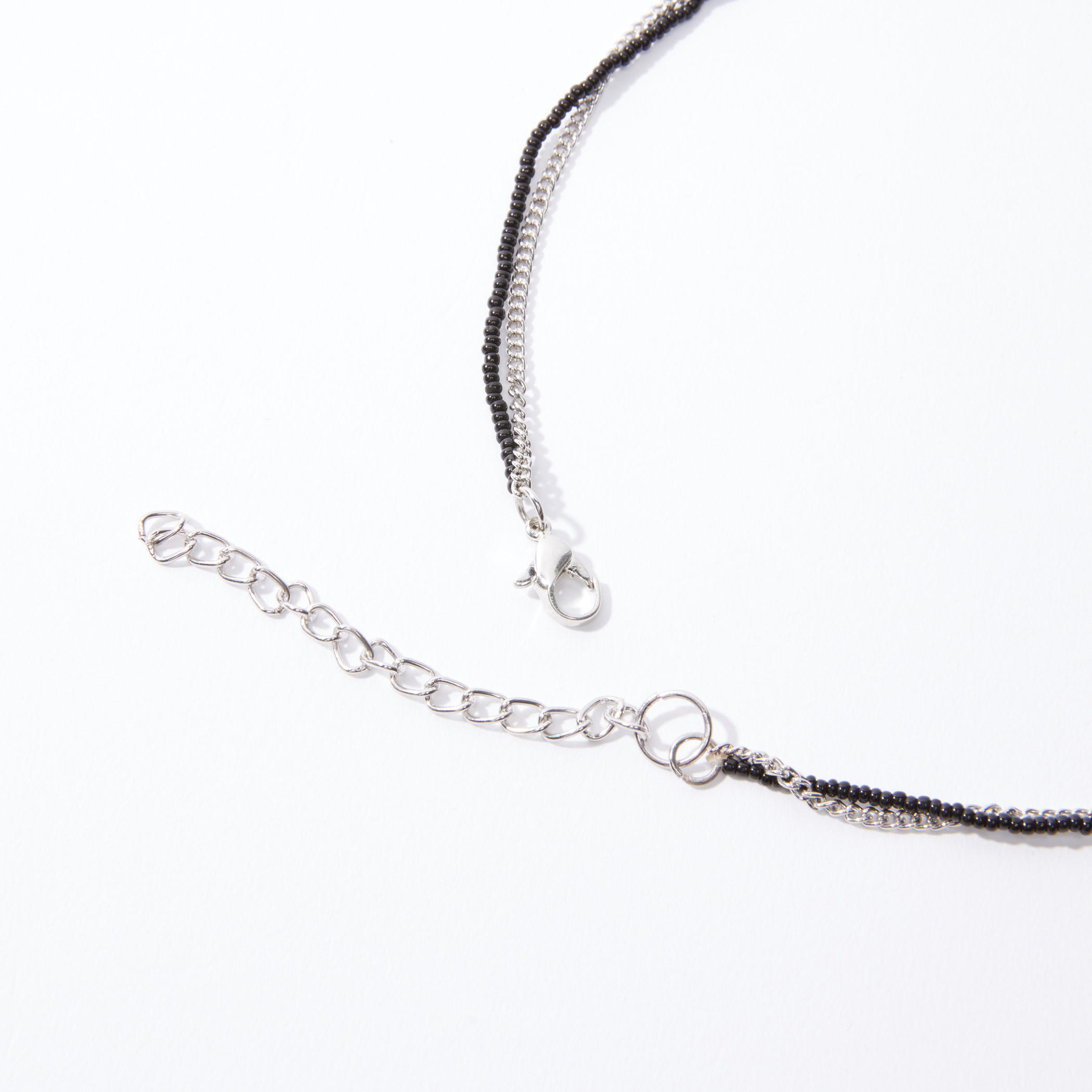 قلادة متعددة الطبقات مزيّنة الخرز بمشبك إغلاق وشرّابات-women-watchesandjewellery-jewellery-necklacesandpendants-image-2