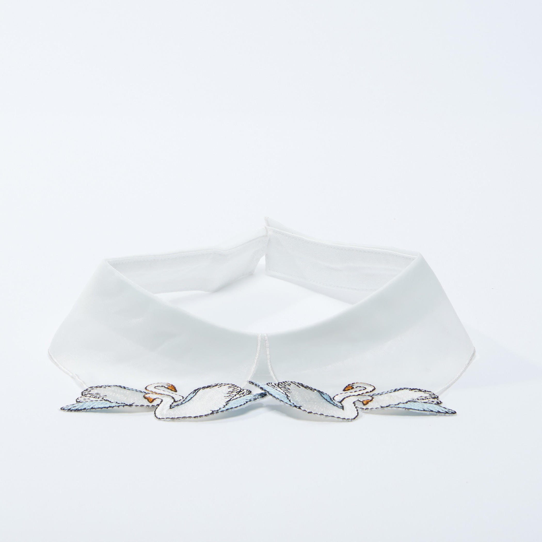 قلادة مطرّزة بزر إغلاق-women-watchesandjewellery-jewellery-necklacesandpendants-image-1