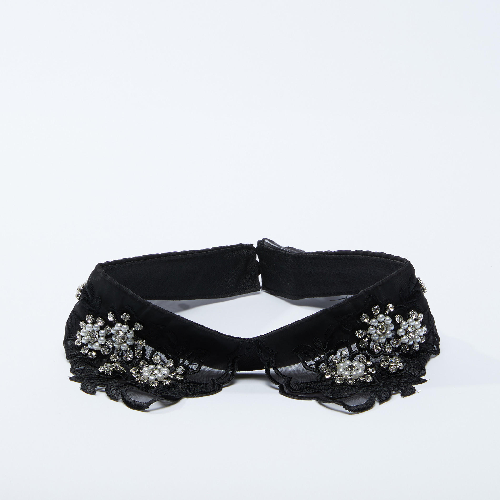 قلادة مرصّعة بتفاصيل دانتيل وزر إغلاق-women-watchesandjewellery-jewellery-necklacesandpendants-image-1