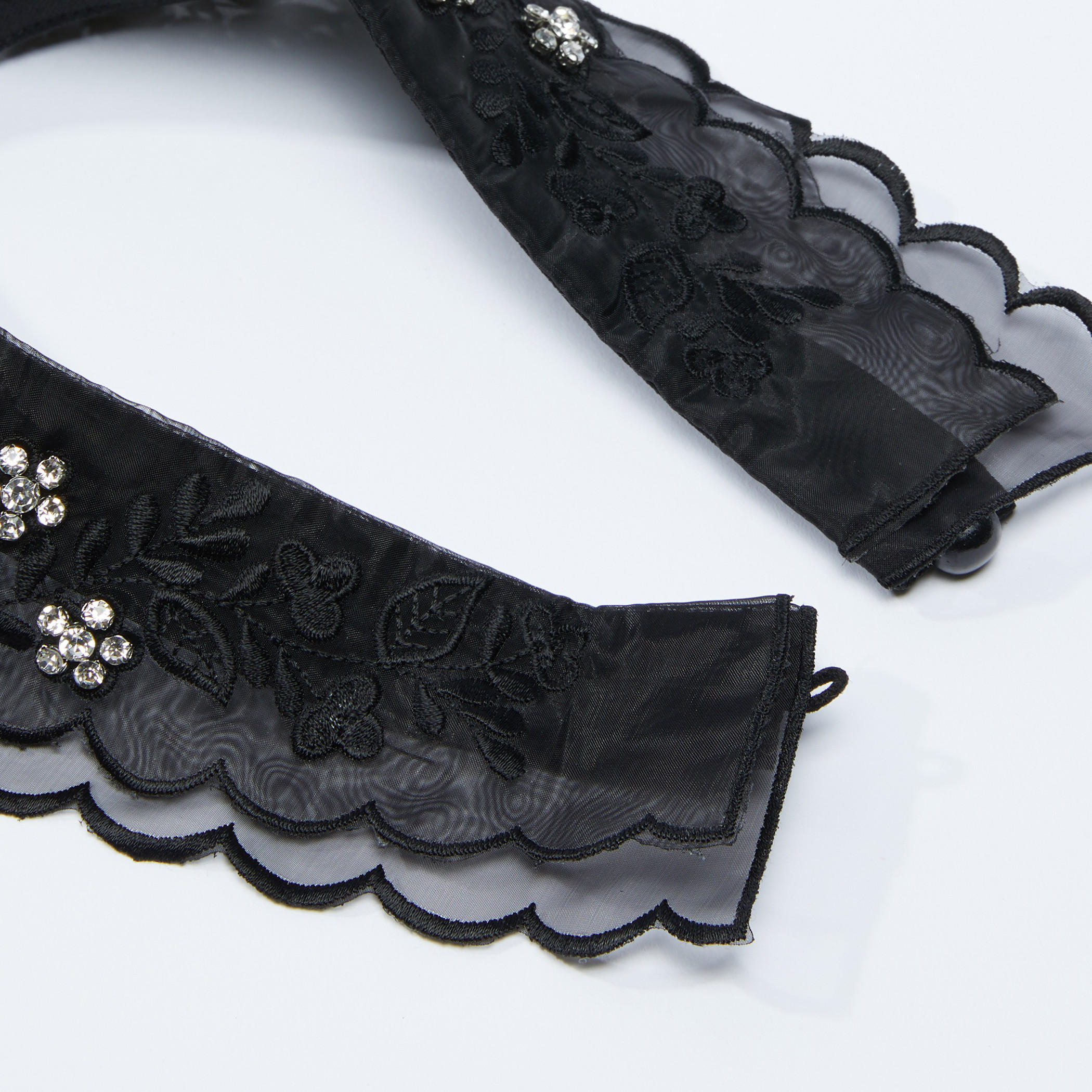 قلادة مرصّعة بتفاصيل دانتيل وزر إغلاق-women-watchesandjewellery-jewellery-necklacesandpendants-image-3