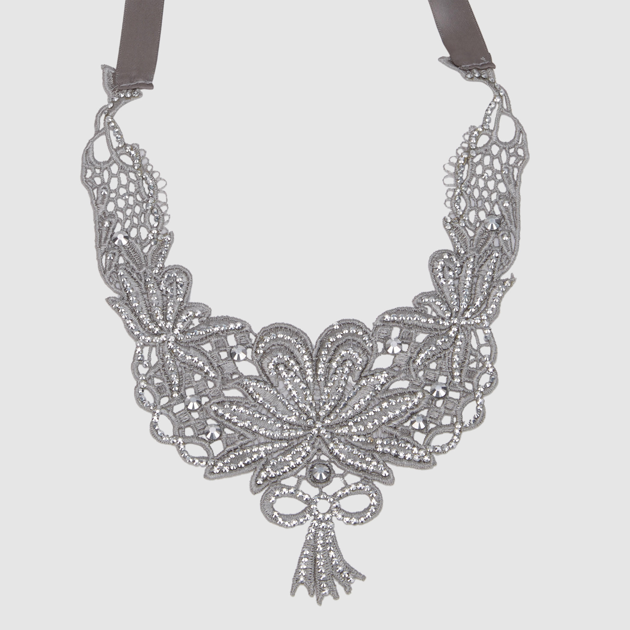 قلادة مرصّعة بتفاصيل دانتيل ورباط-women-watchesandjewellery-jewellery-necklacesandpendants-image-2