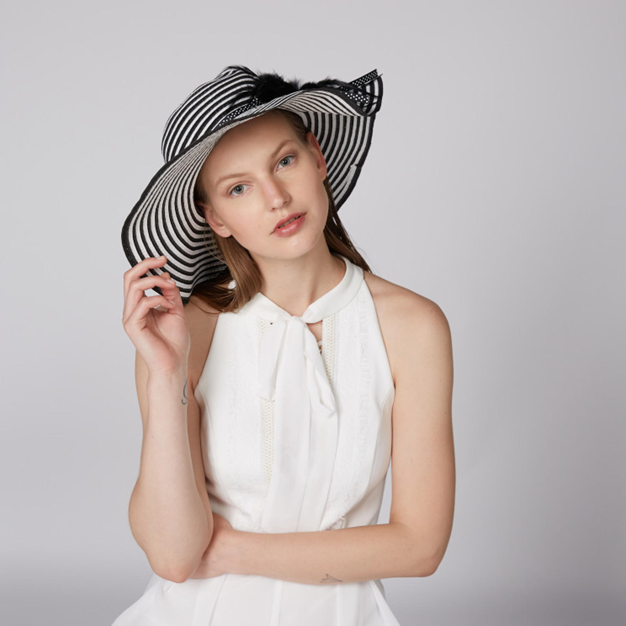 قبّعة مقلّمة مزينة بتفاصيل أزهار وريش-women-clothingaccessories-capsandhats-image-2