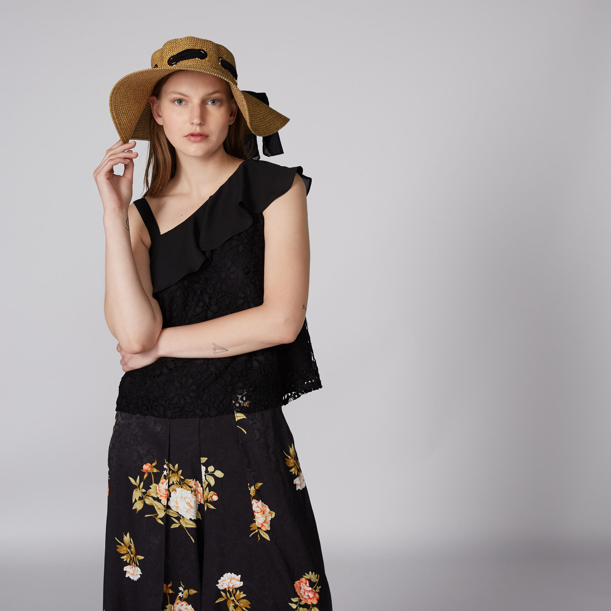 قبّعة سترو بارزة الملمس مزيّنة بفيونكة-women-clothingaccessories-capsandhats-image-3