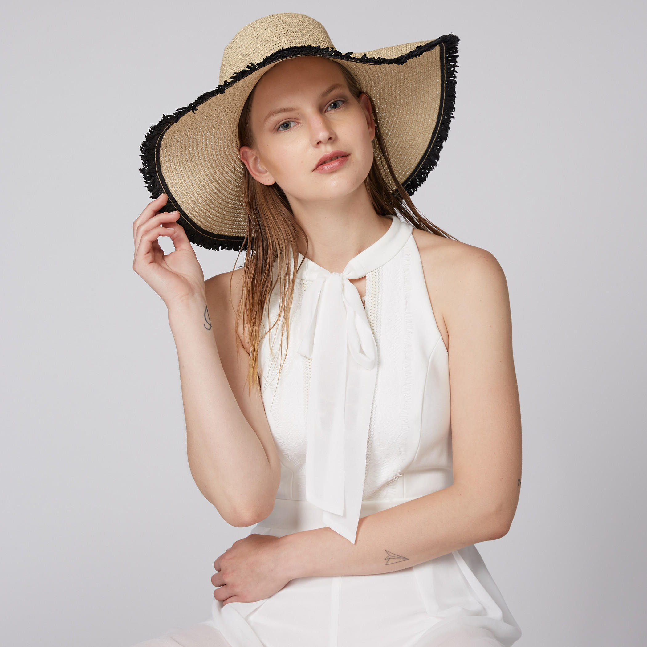 قبّعة سترو بارزة الملمس بشراشيب-women-clothingaccessories-capsandhats-image-2