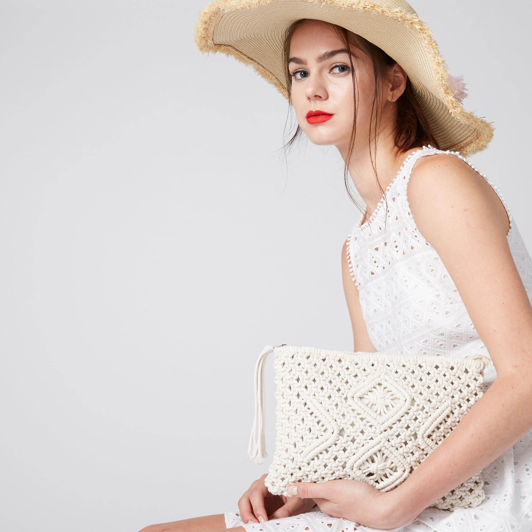 حقيبة صغيرة بارزة الملمس بسحّاب إغلاق وشرّابات-women-bagsandwallets-handbags-image-2