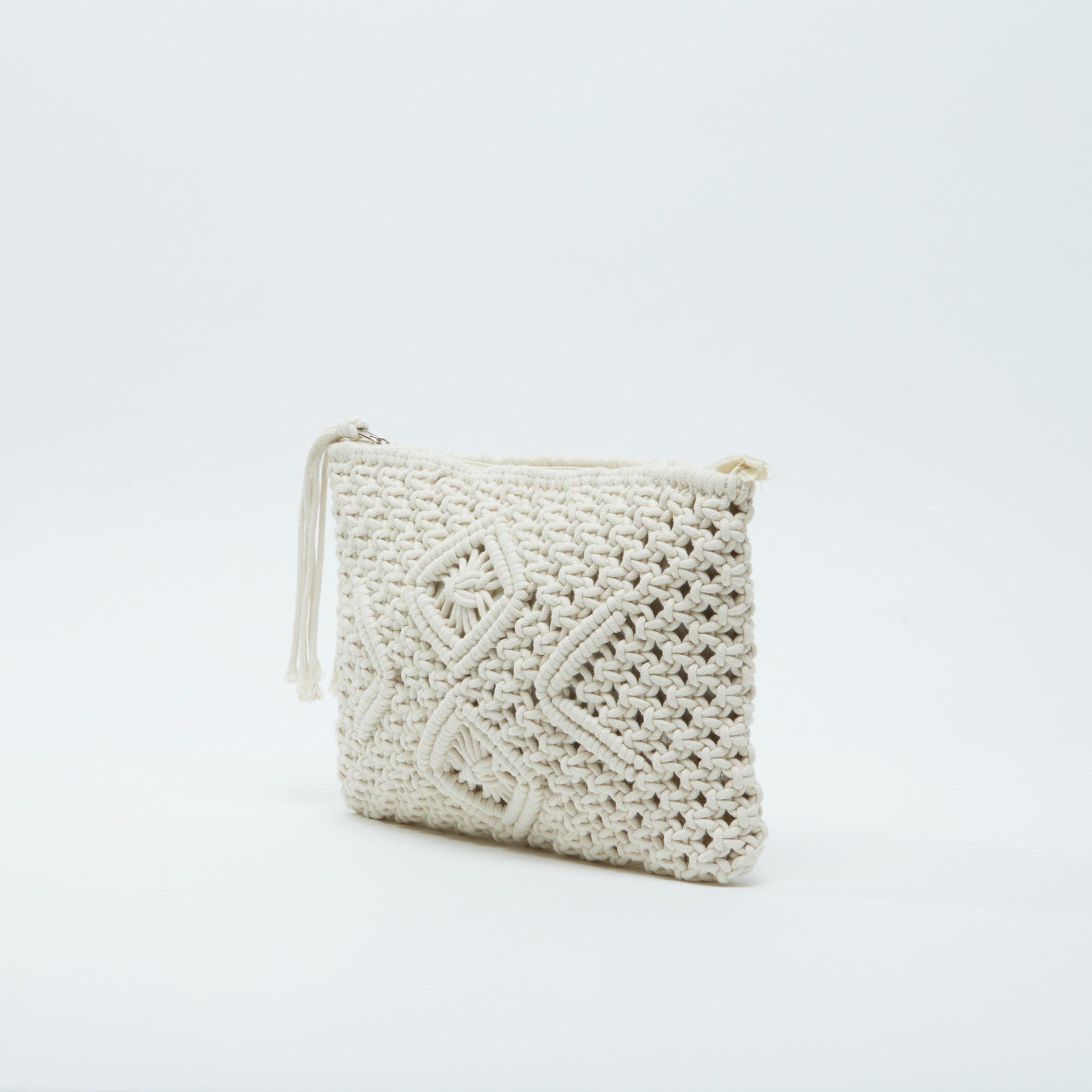 حقيبة صغيرة بارزة الملمس بسحّاب إغلاق وشرّابات-women-bagsandwallets-handbags-image-3