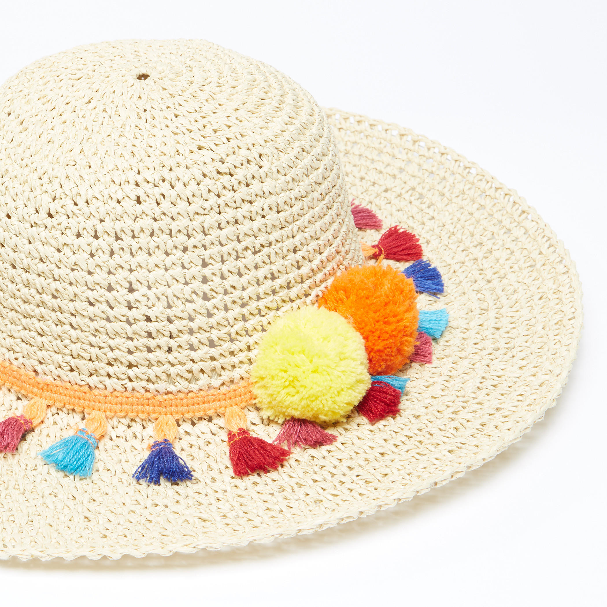 قبعة مزينة بكرات بوم بوم وشرّابات-women-clothingaccessories-capsandhats-image-2