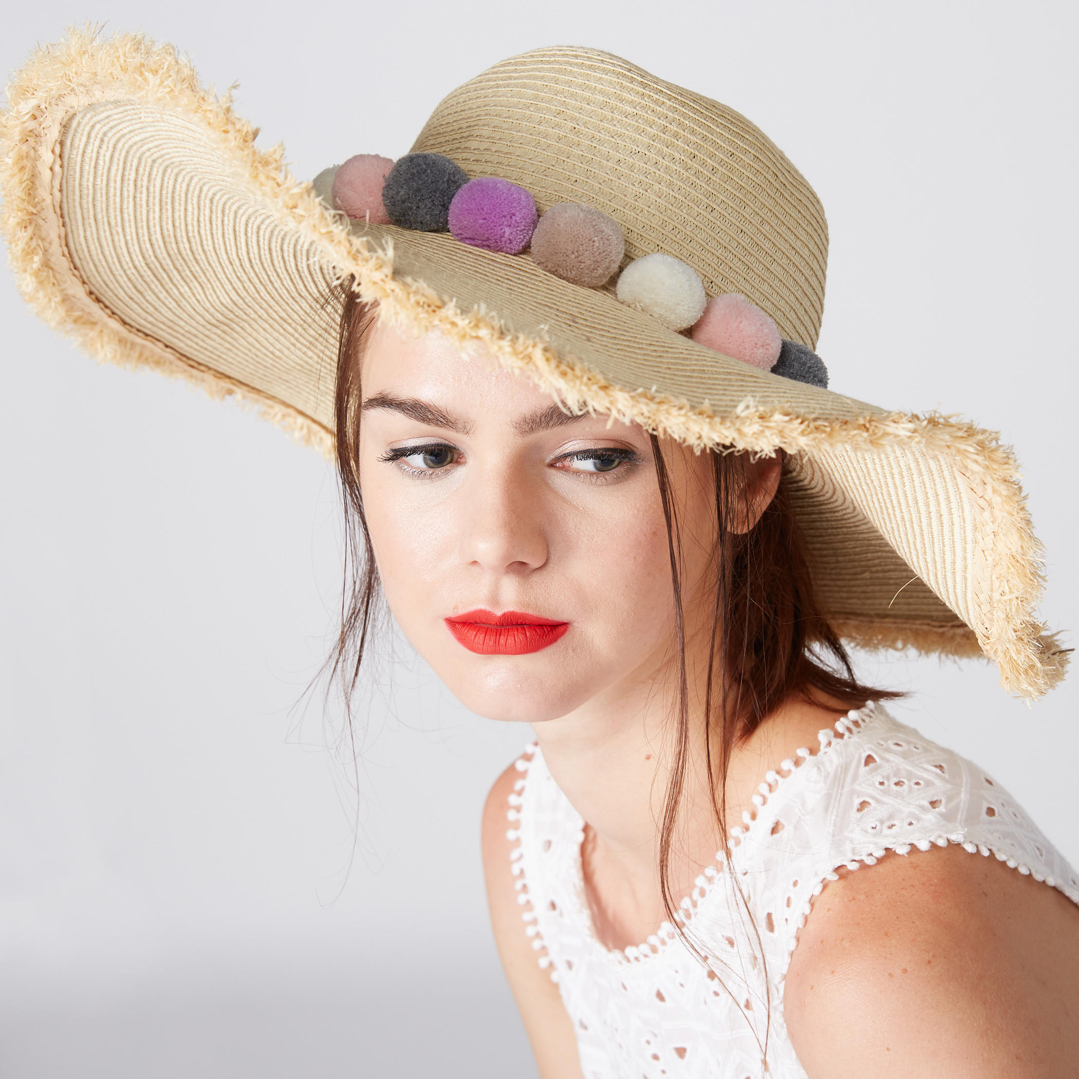قبّعة سترو بارزة الملمس مزيّنة بكرات بوم بوم-women-clothingaccessories-capsandhats-image-2