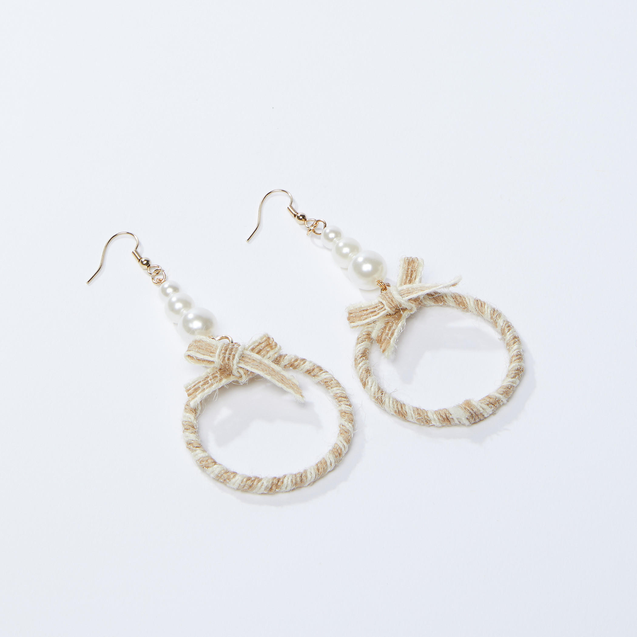 أقراط مرصّعة باللؤلؤ بقفل بتصميم خطّاف-women-watchesandjewellery-jewellery-earrings-image-1