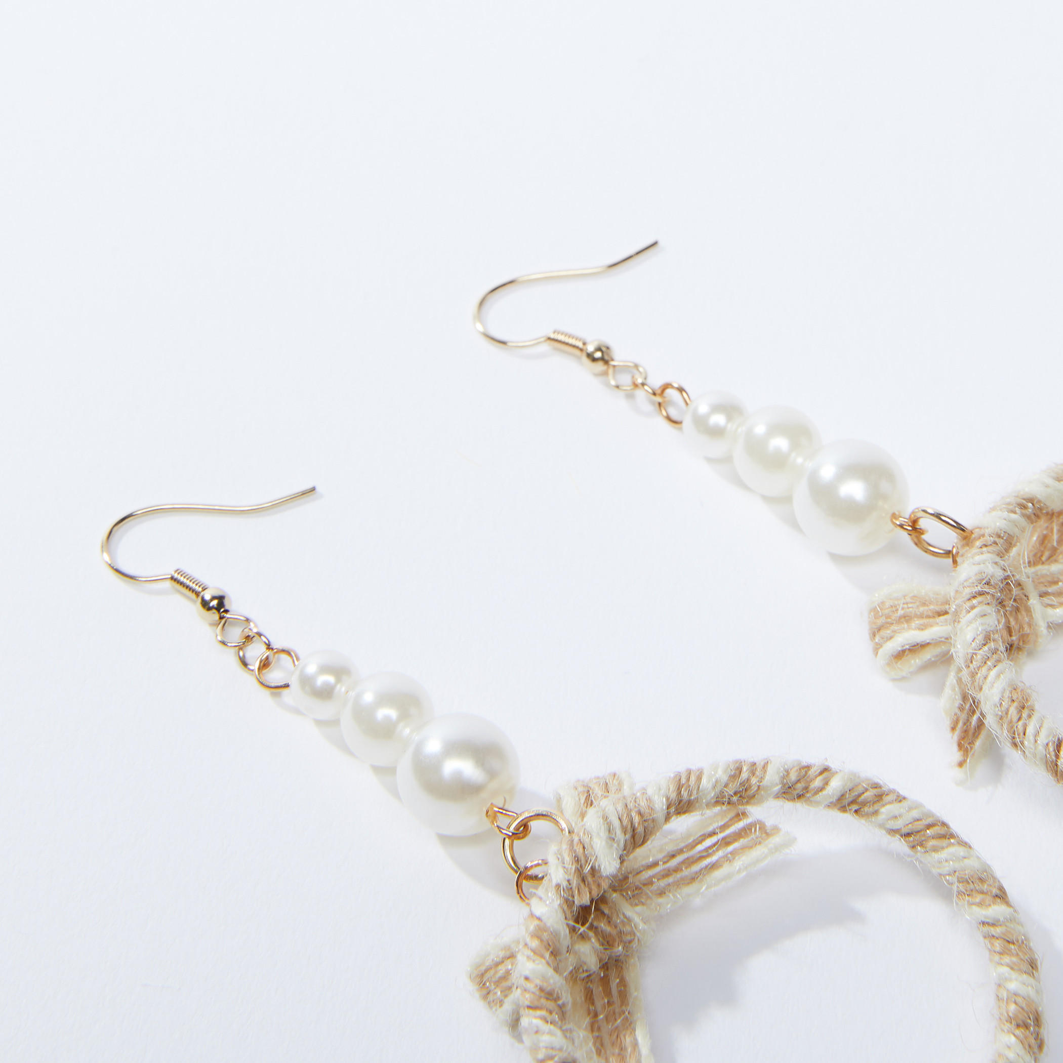 أقراط مرصّعة باللؤلؤ بقفل بتصميم خطّاف-women-watchesandjewellery-jewellery-earrings-image-2