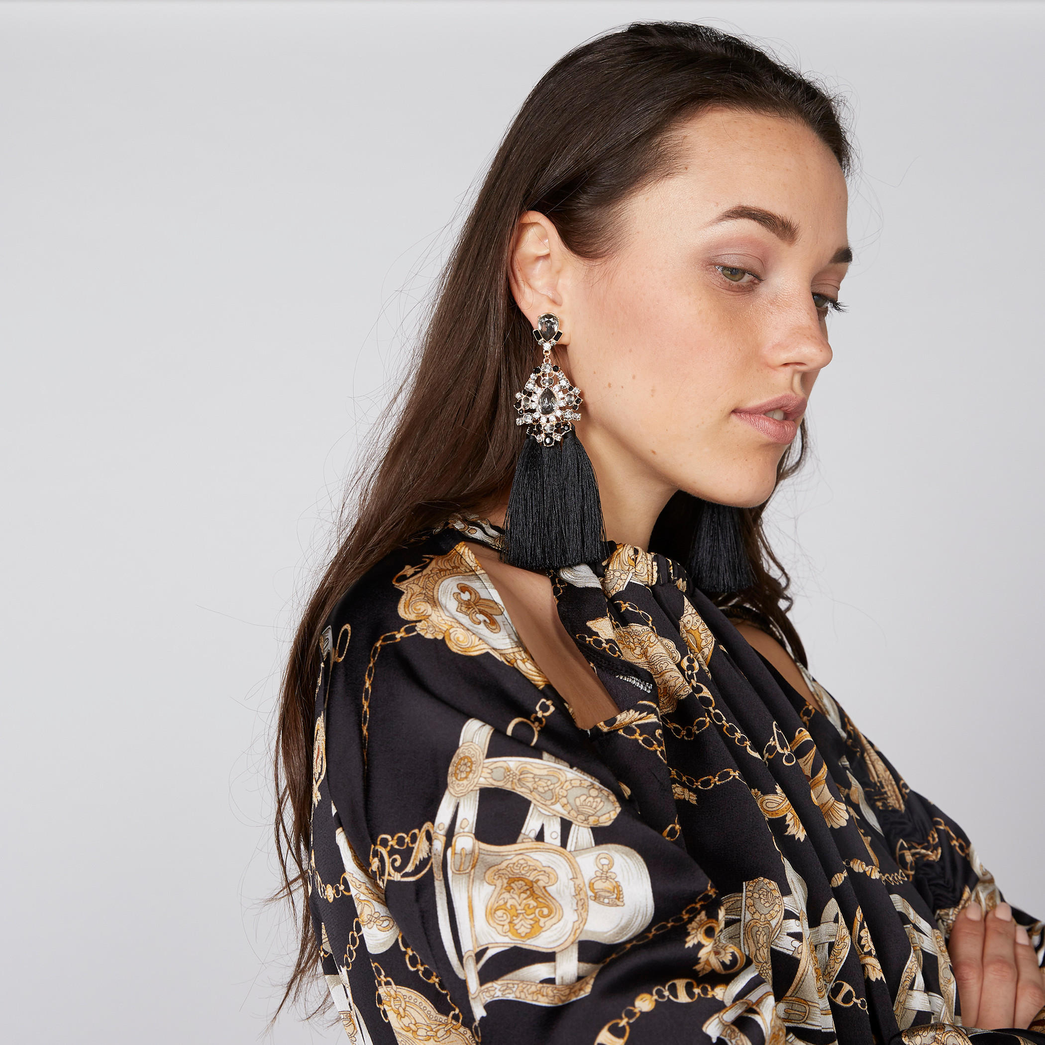 أقراط متدليّة مرصّعة بشُرّابات ومكبس إغلاق-women-watchesandjewellery-jewellery-earrings-image-2