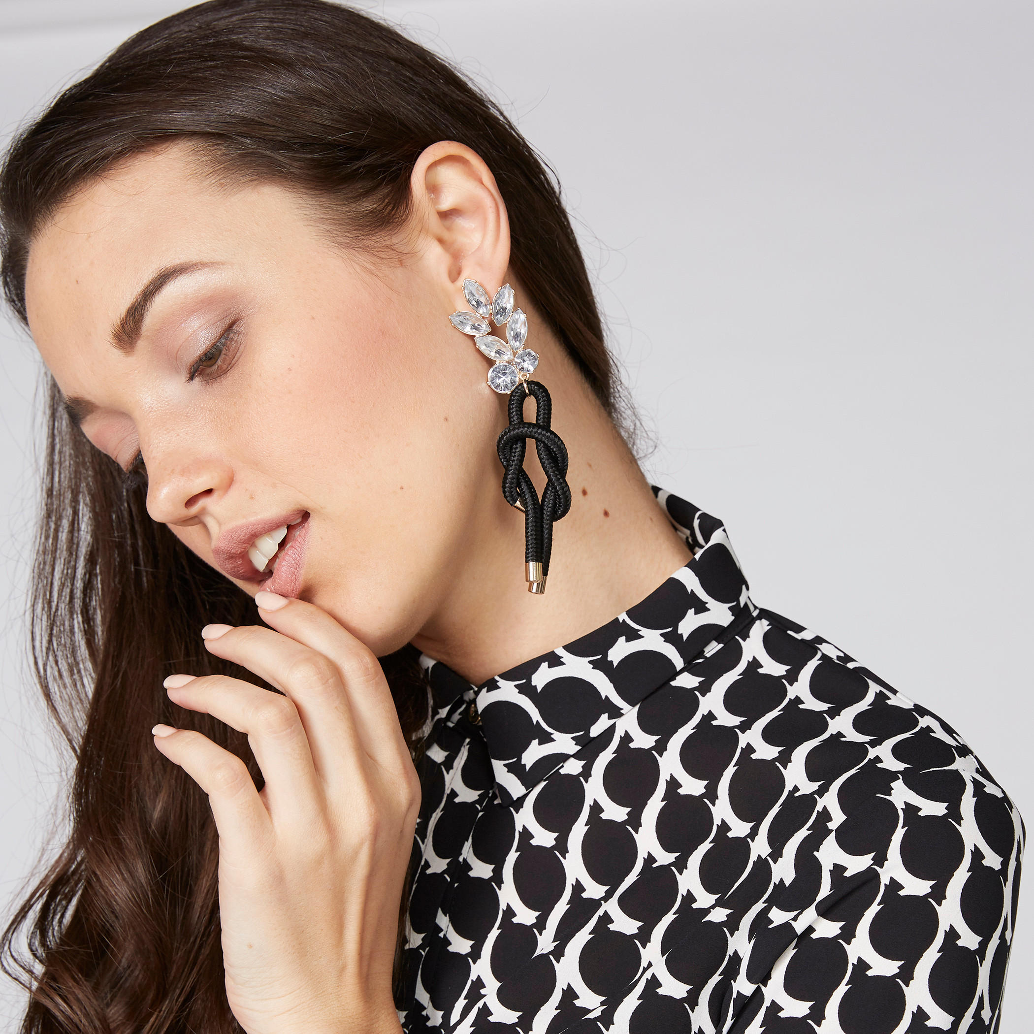 أقراط مرصعة بمكبس إغلاق-women-watchesandjewellery-jewellery-earrings-image-2