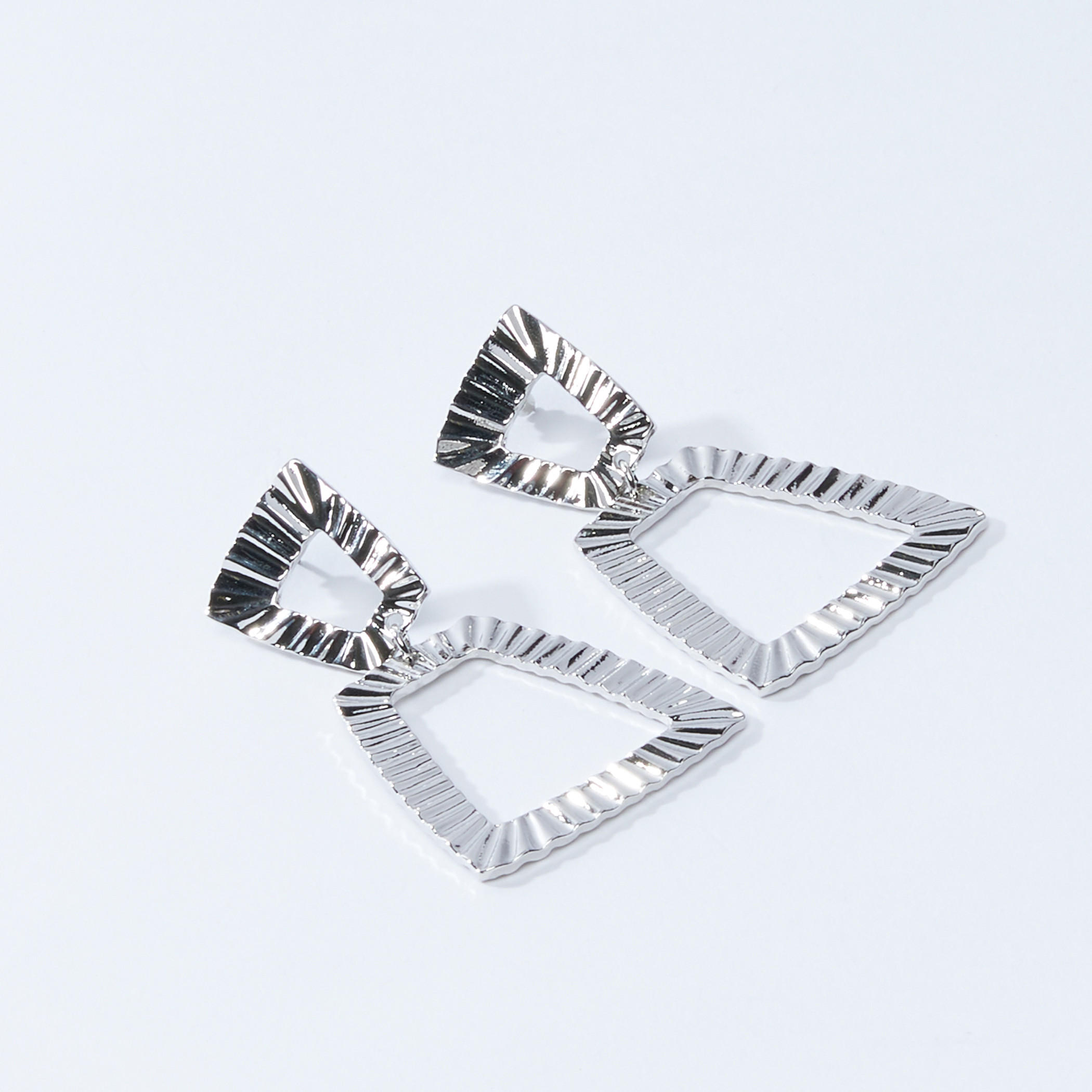 أقراط ميتاليك بمكبس إغلاق خلفي-women-watchesandjewellery-jewellery-earrings-image-1