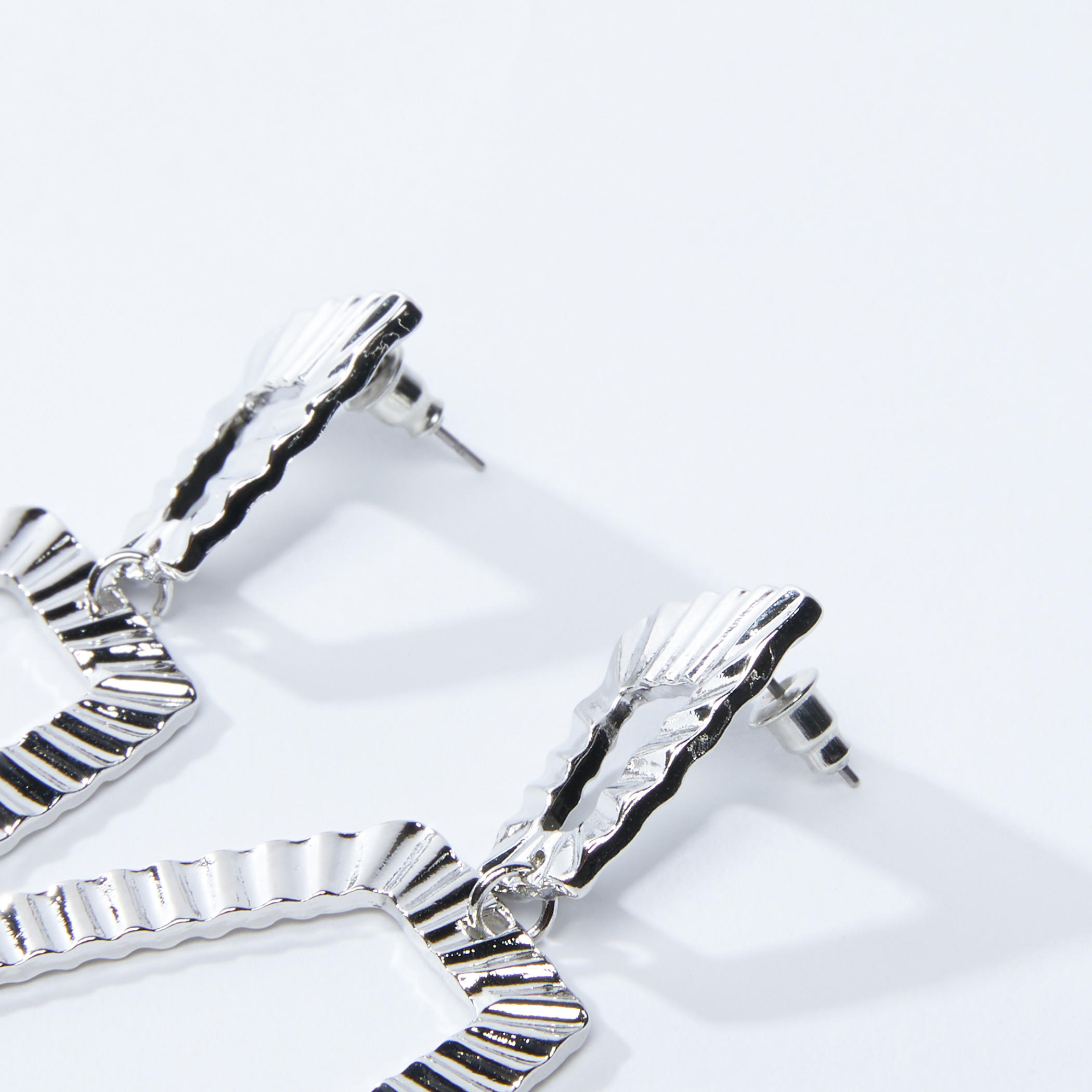أقراط ميتاليك بمكبس إغلاق خلفي-women-watchesandjewellery-jewellery-earrings-image-2