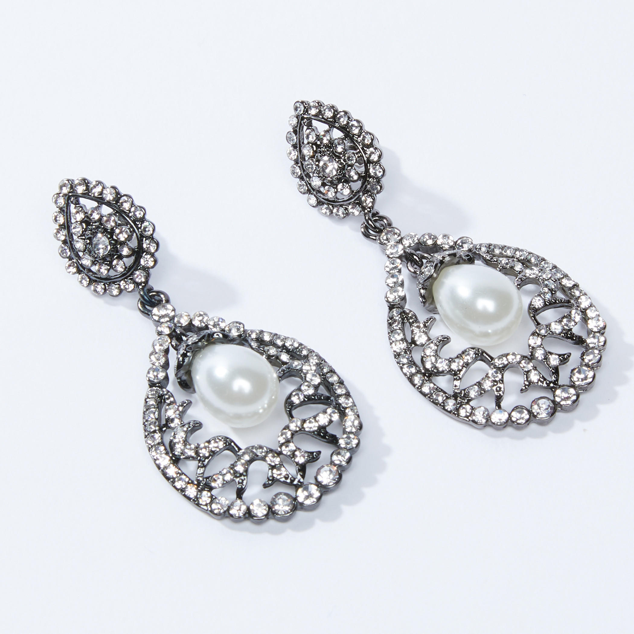 أقراط مرّصعة بمكبس إغلاق-women-watchesandjewellery-jewellery-earrings-image-1