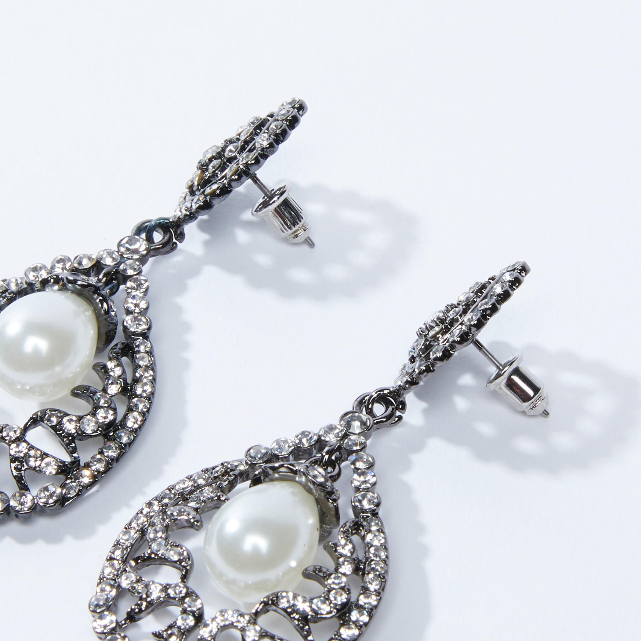 أقراط مرّصعة بمكبس إغلاق-women-watchesandjewellery-jewellery-earrings-image-2