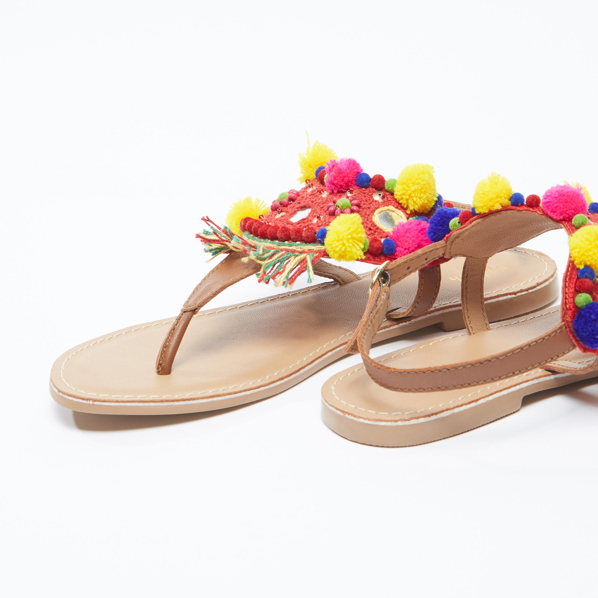 صندل مطرّز بإبزيم إغلاق وكرات بوم بوم-women-shoes-sandals-image-2