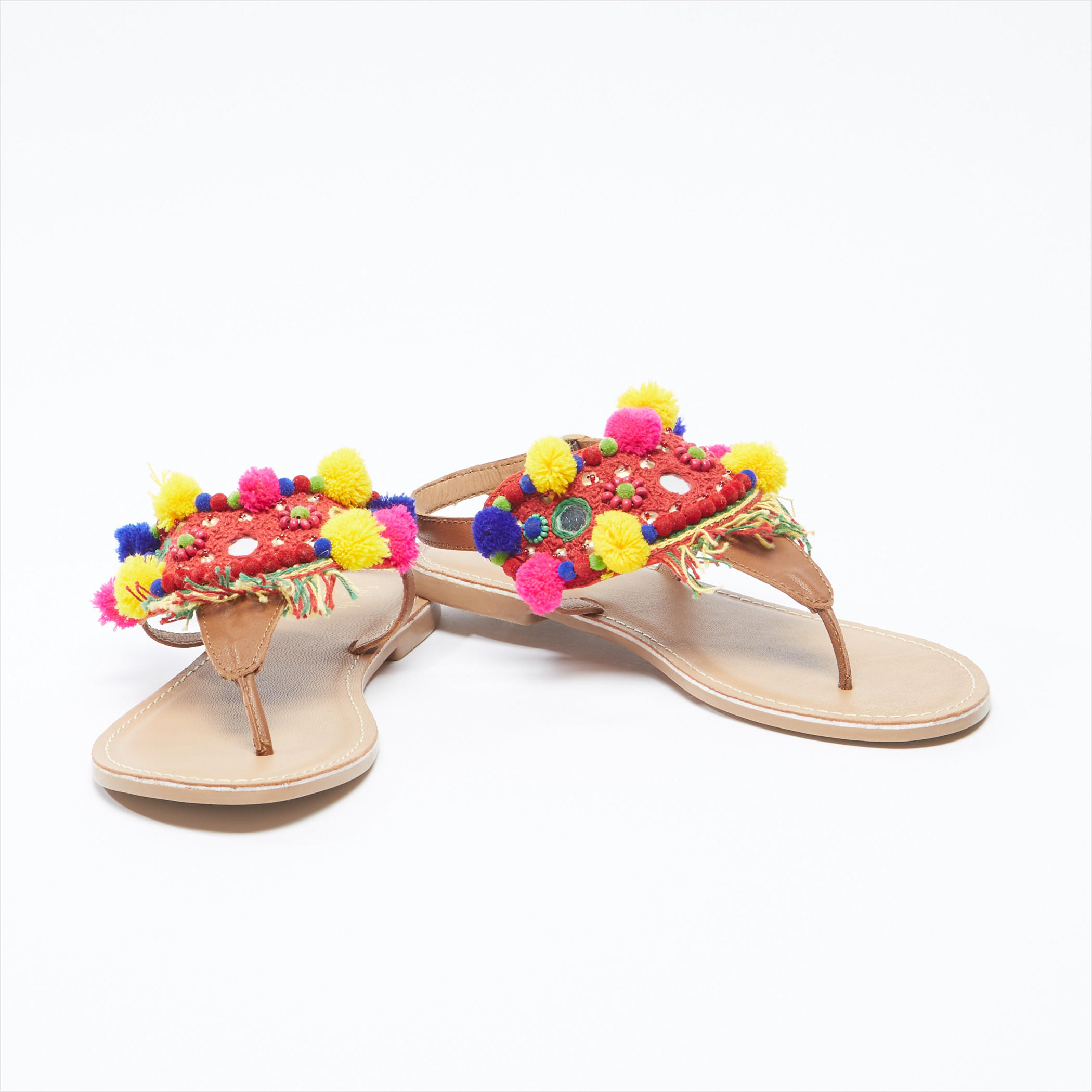 صندل مطرّز بإبزيم إغلاق وكرات بوم بوم-women-shoes-sandals-image-3