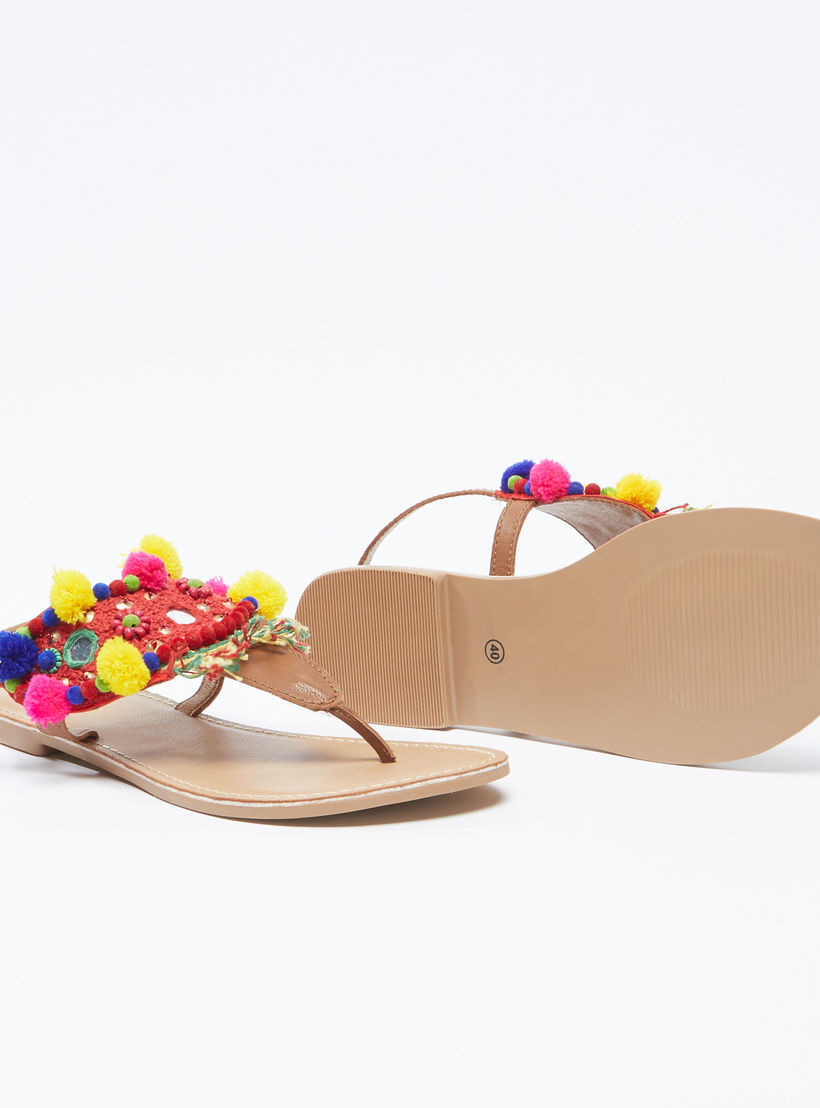 صندل مطرّز بإبزيم إغلاق وكرات بوم بوم-women-shoes-sandals-image-4