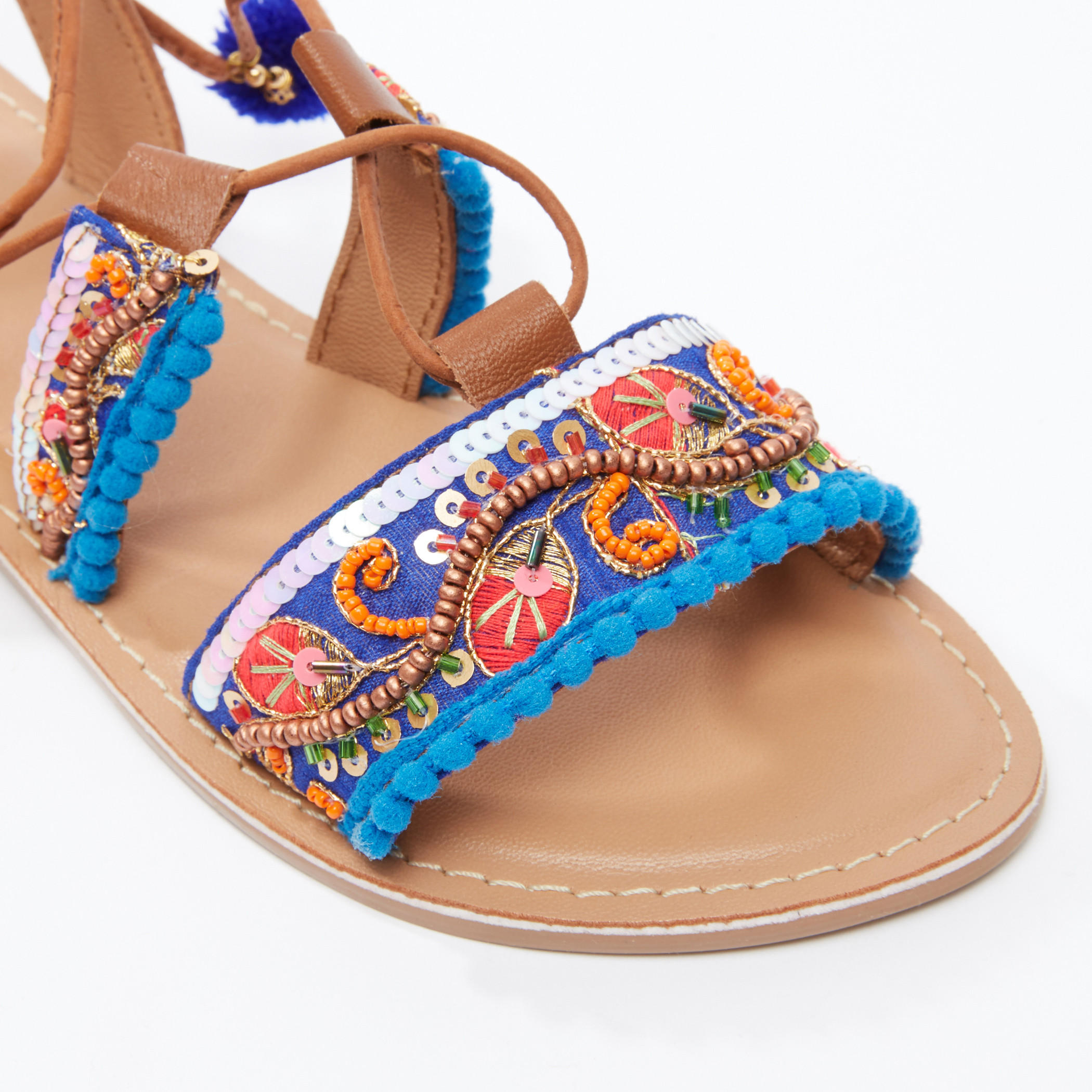 صندل برباط إغلاق مزيّن بكرات بوم بوم-women-shoes-sandals-image-3