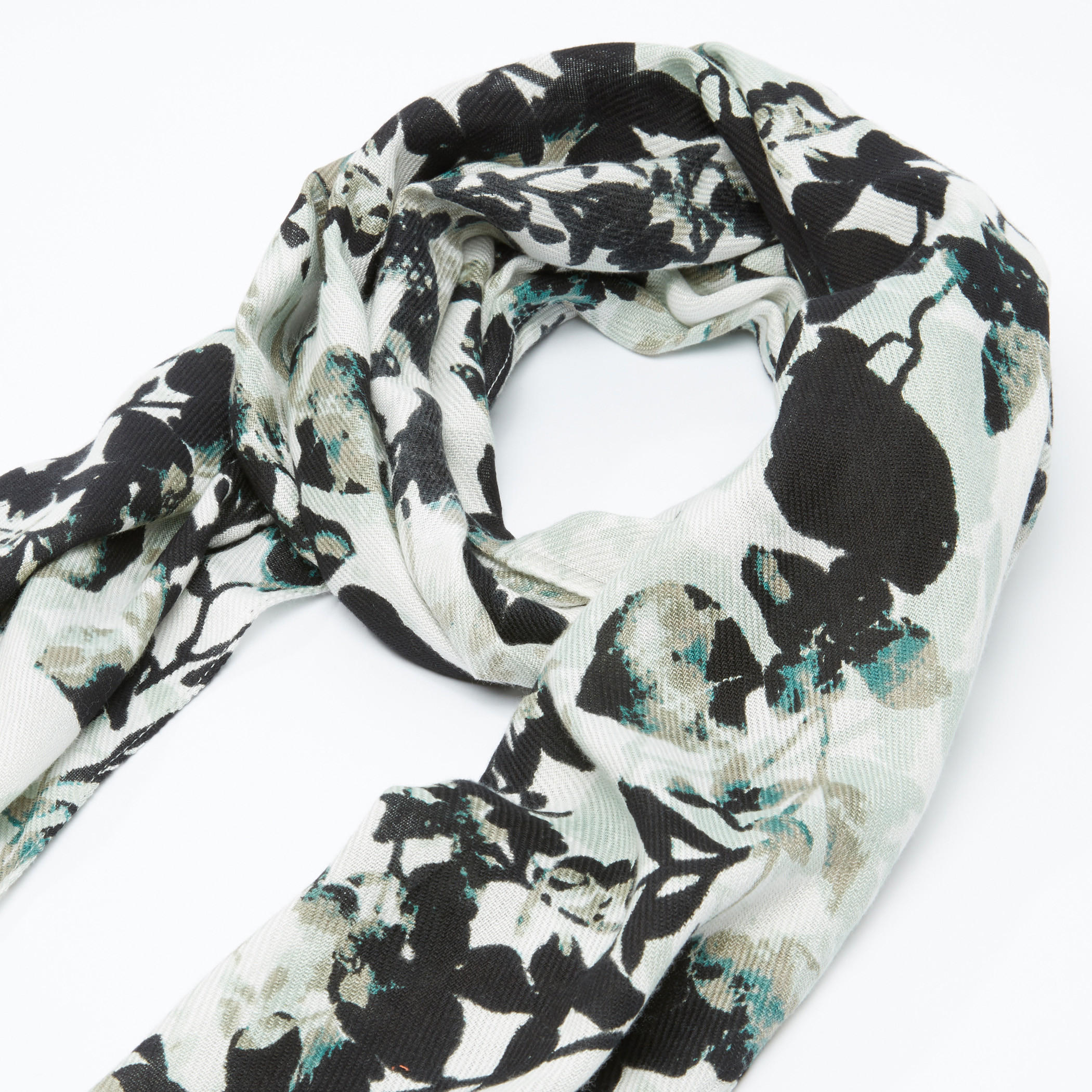 وشاح بملمس مضلّع وشراشيب وطبعات-women-clothingaccessories-scarves-image-1