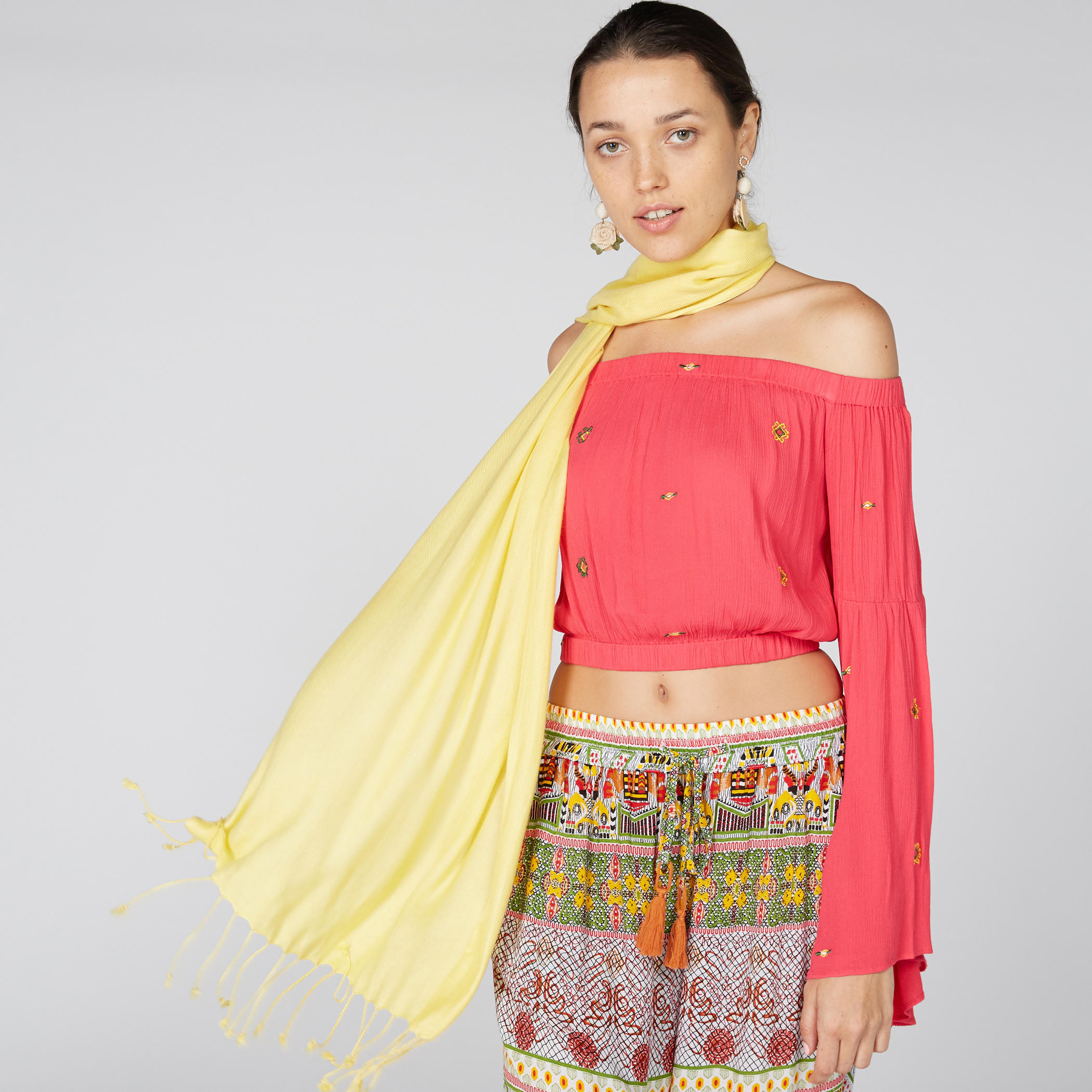 وشاح بتصميم بارز الملمس مزين بشراشيب-women-clothingaccessories-scarves-image-1