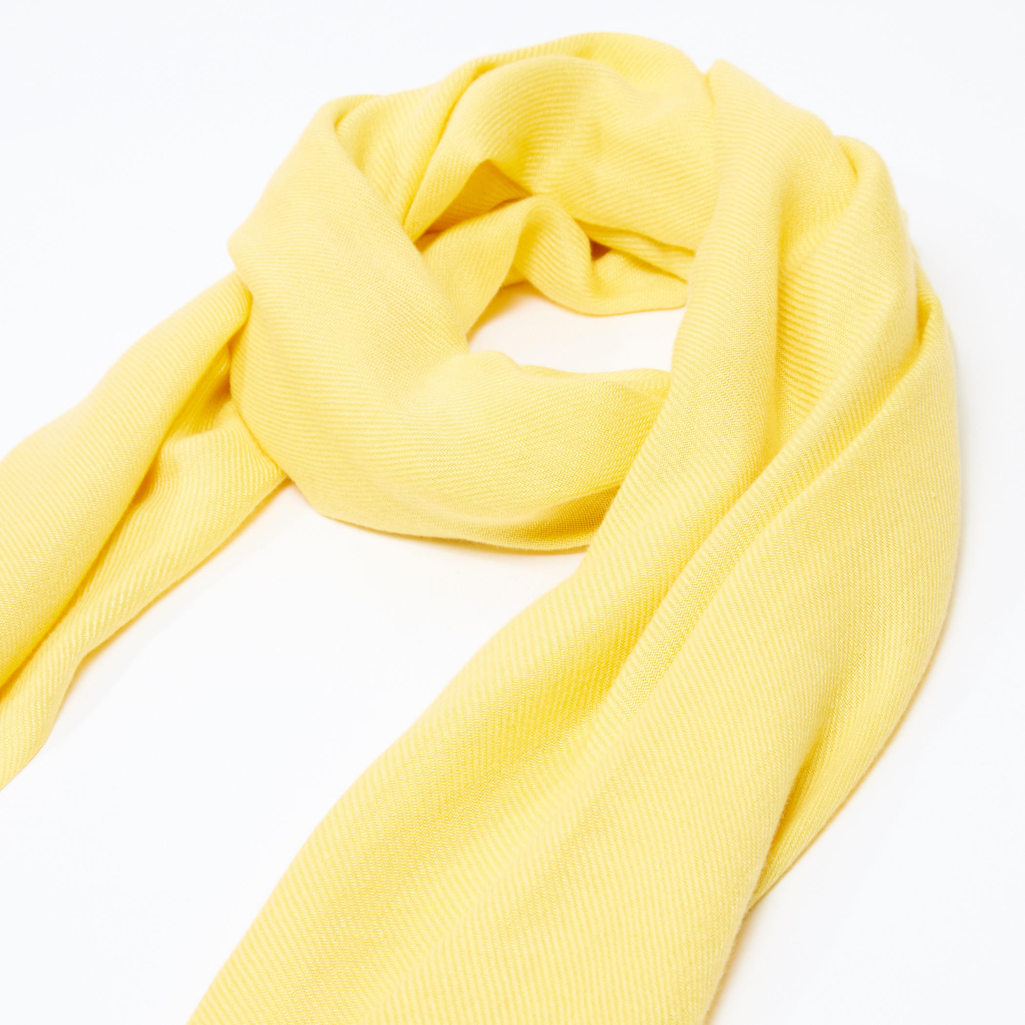 وشاح بتصميم بارز الملمس مزين بشراشيب-women-clothingaccessories-scarves-image-2