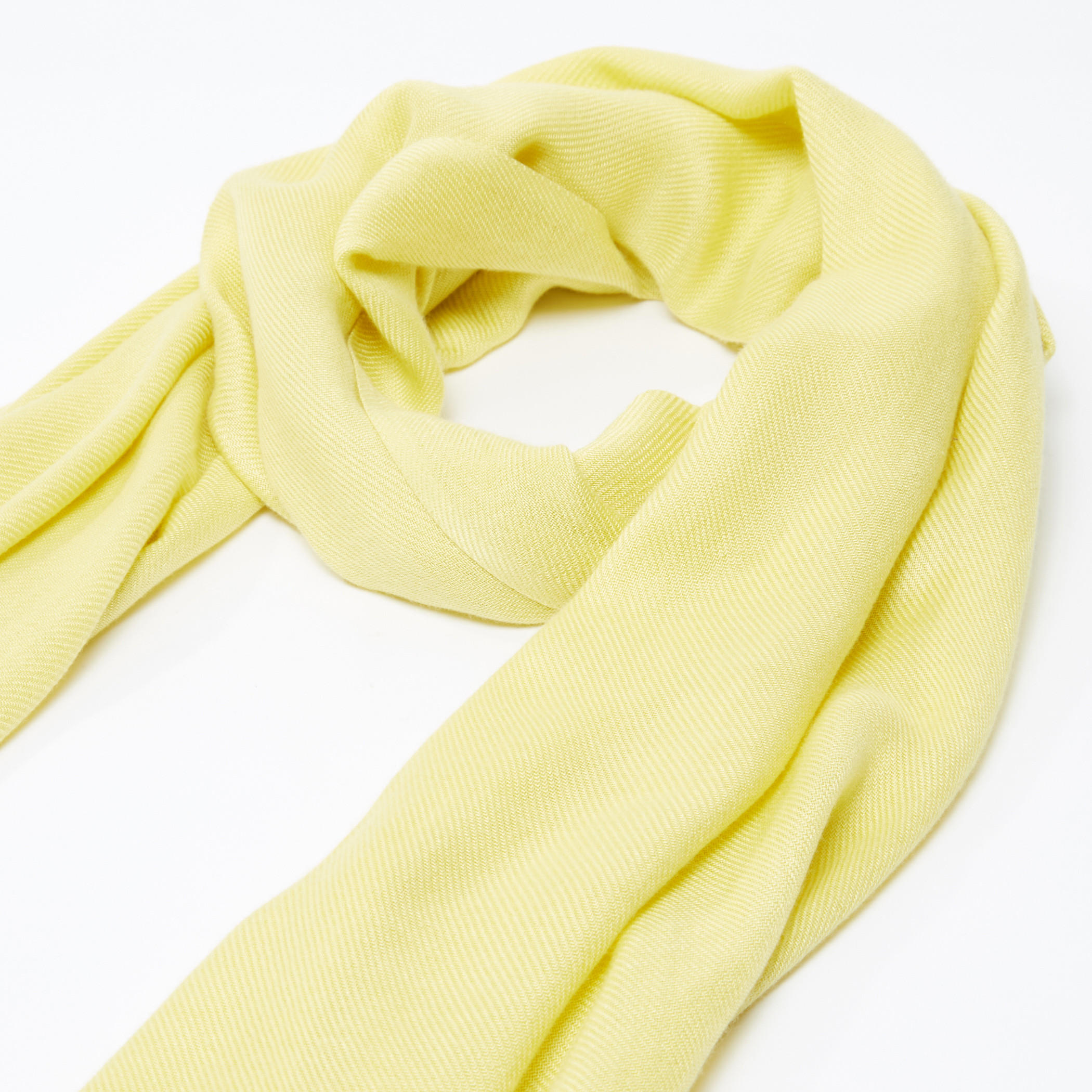 وشاح بتصميم بارز الملمس مزين بشراشيب-women-clothingaccessories-scarves-image-2