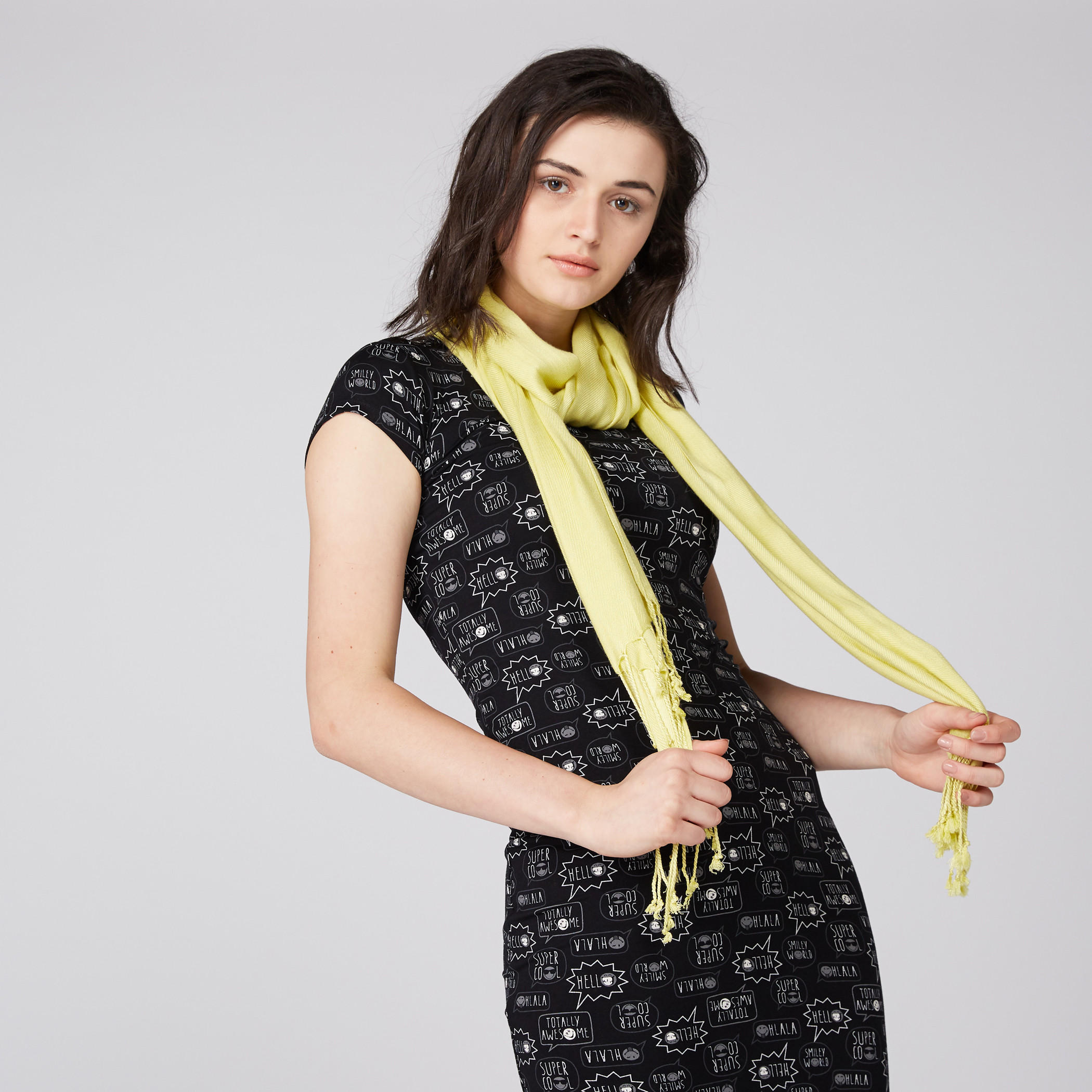 وشاح بتصميم بارز الملمس مزين بشراشيب-women-clothingaccessories-scarves-image-1