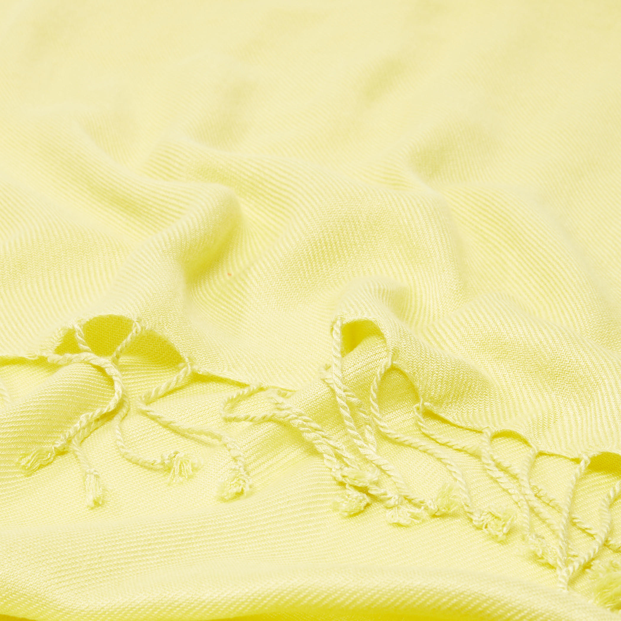 وشاح بتصميم بارز الملمس مزين بشراشيب-women-clothingaccessories-scarves-image-3