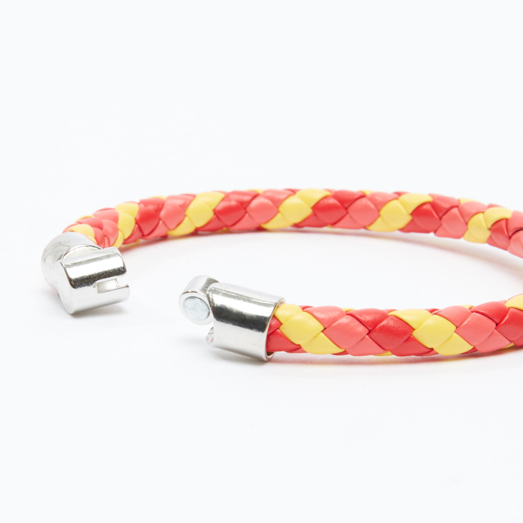 شريطة معصم بارزة الملمس بتفاصيل ميتاليك -men-watchesandjewellery-bracelets-image-3
