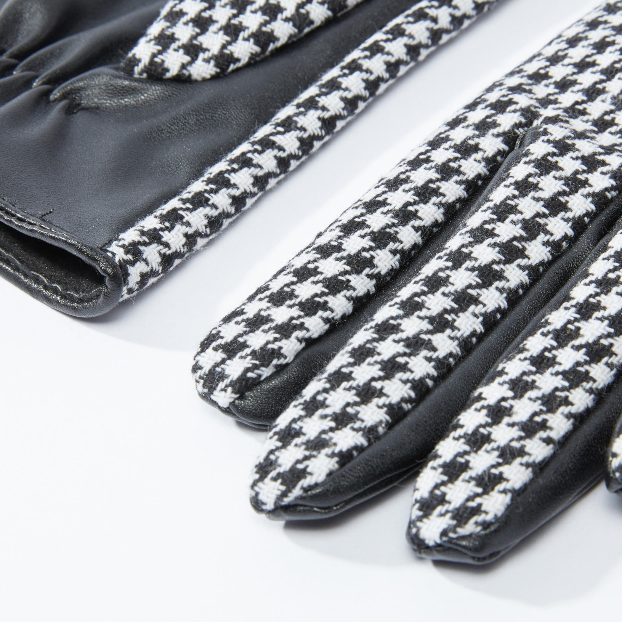 قفازات بارزة الملمس-women-clothingaccessories-gloves-image-1