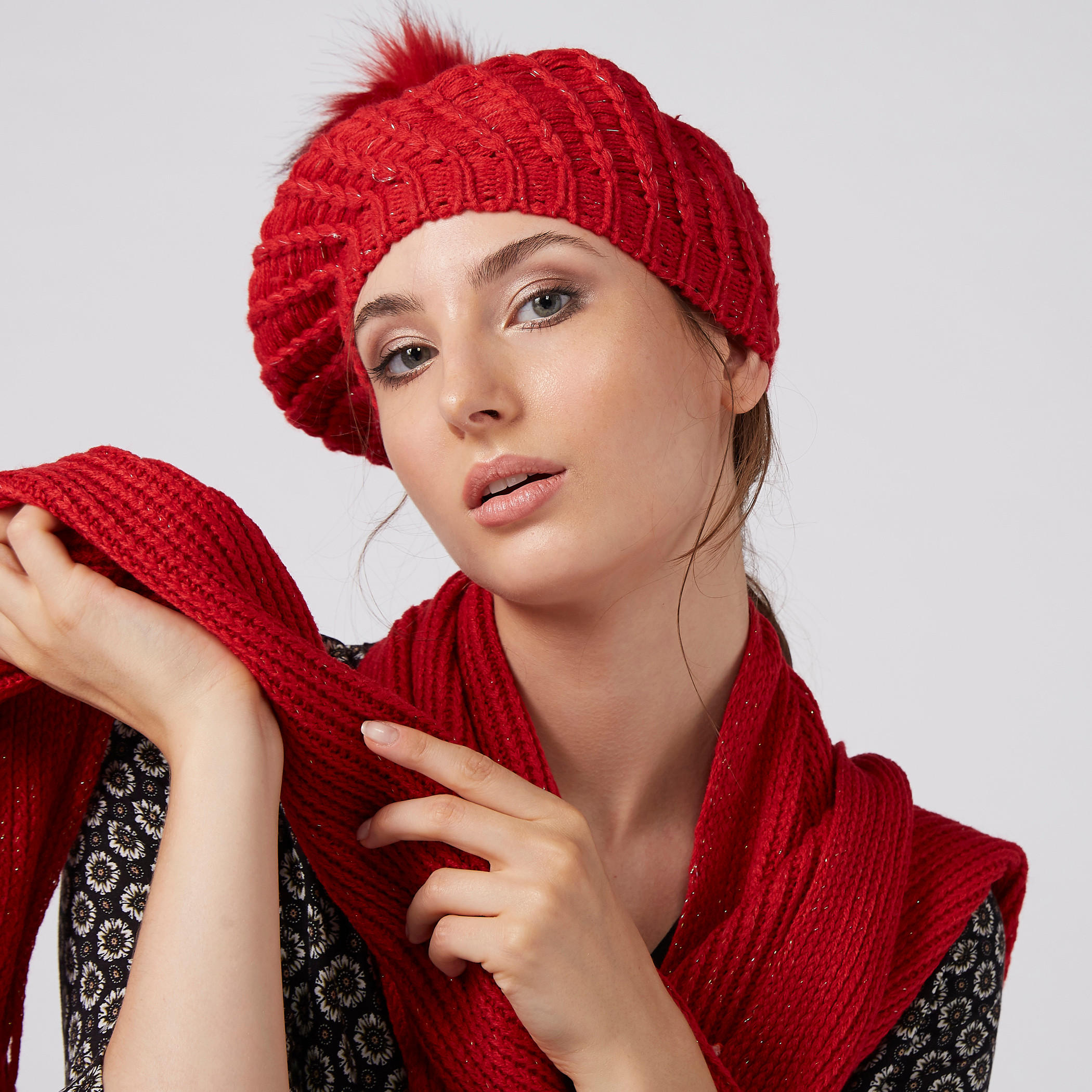 سكارف بشُرّابات مع قبعة بيني-women-clothingaccessories-scarves-image-2