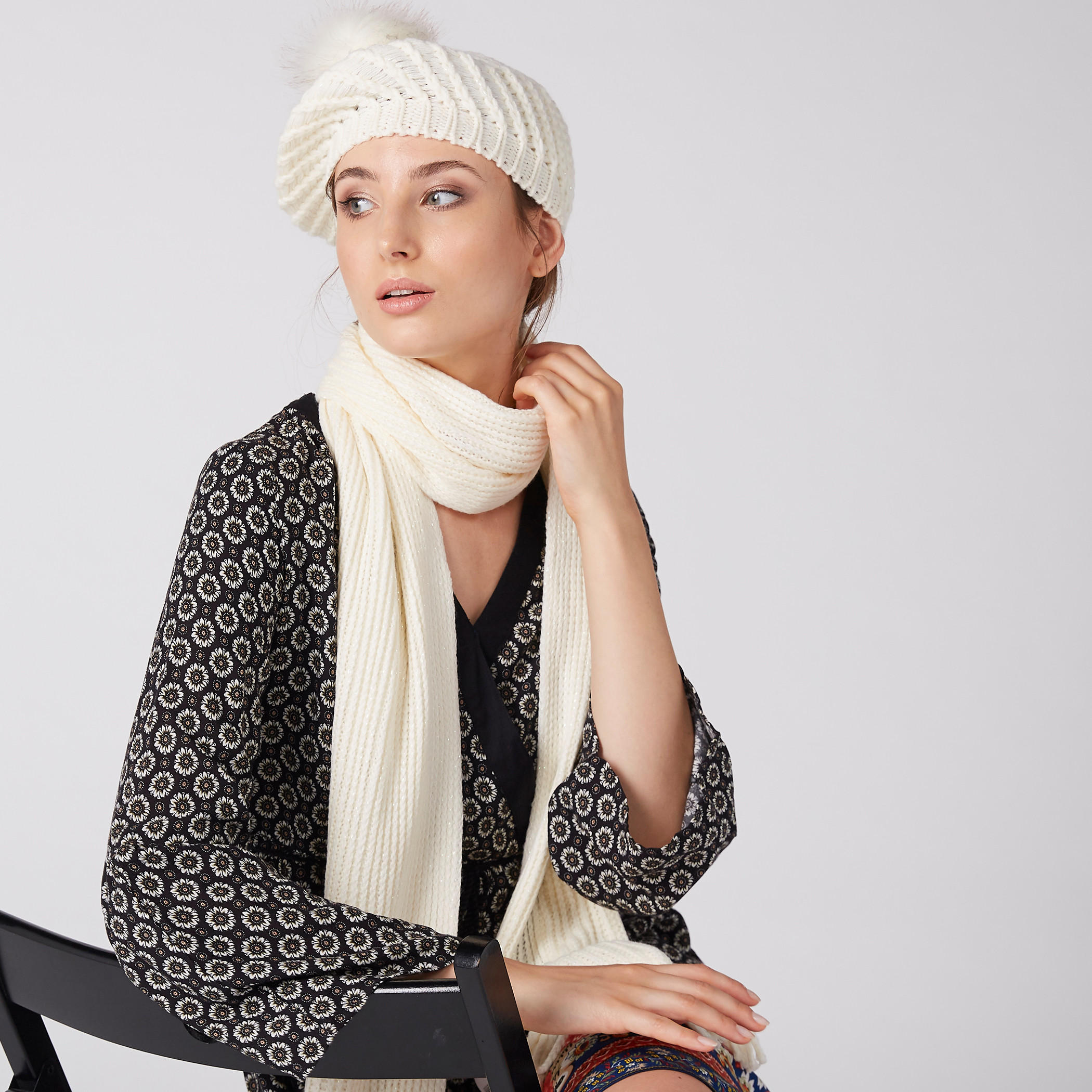 سكارف بشُرّابات مع قبعة بيني-women-clothingaccessories-scarves-image-2
