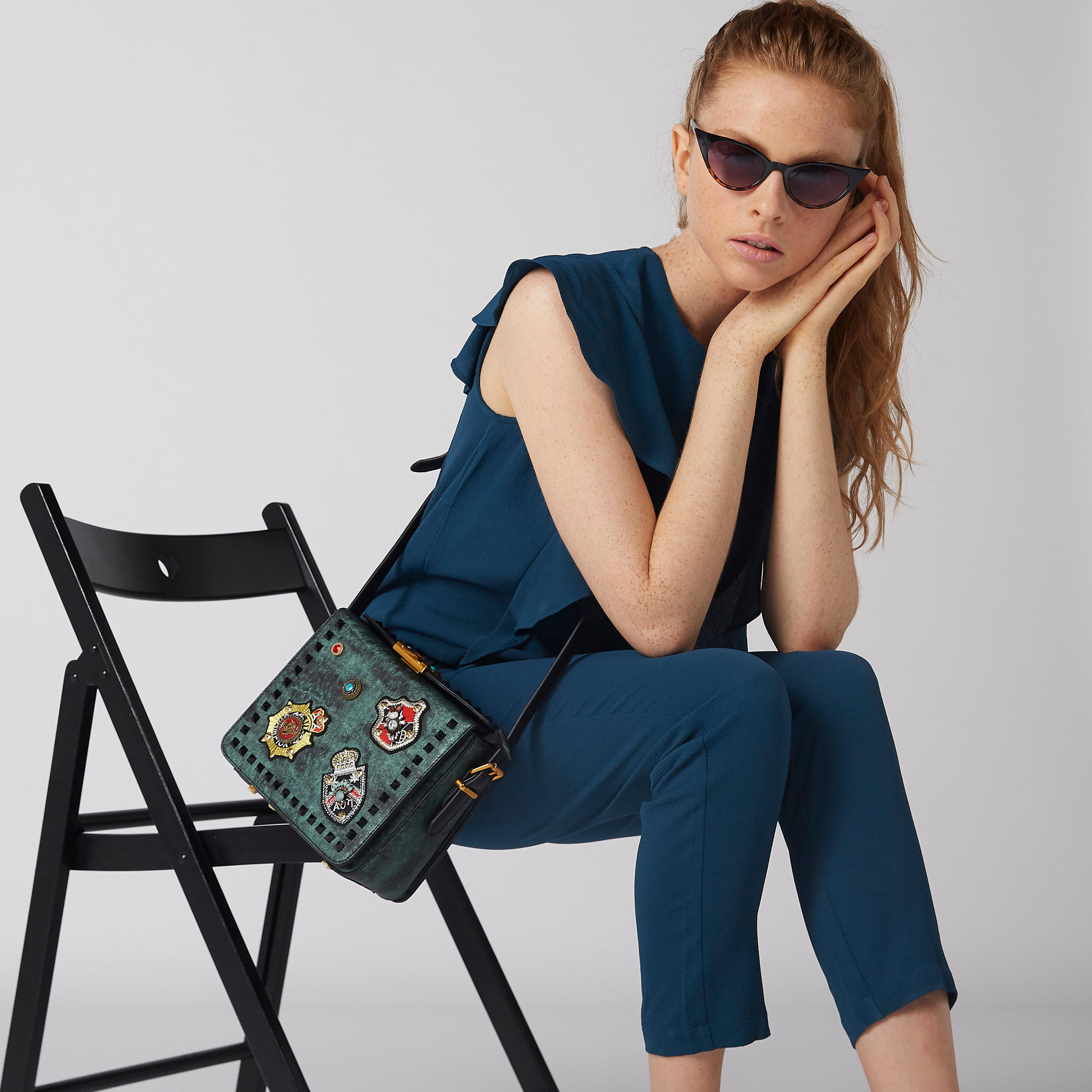حقيبة كروس بودي مزيّنة بطيّة ورقعة-women-bagsandwallets-handbags-image-2